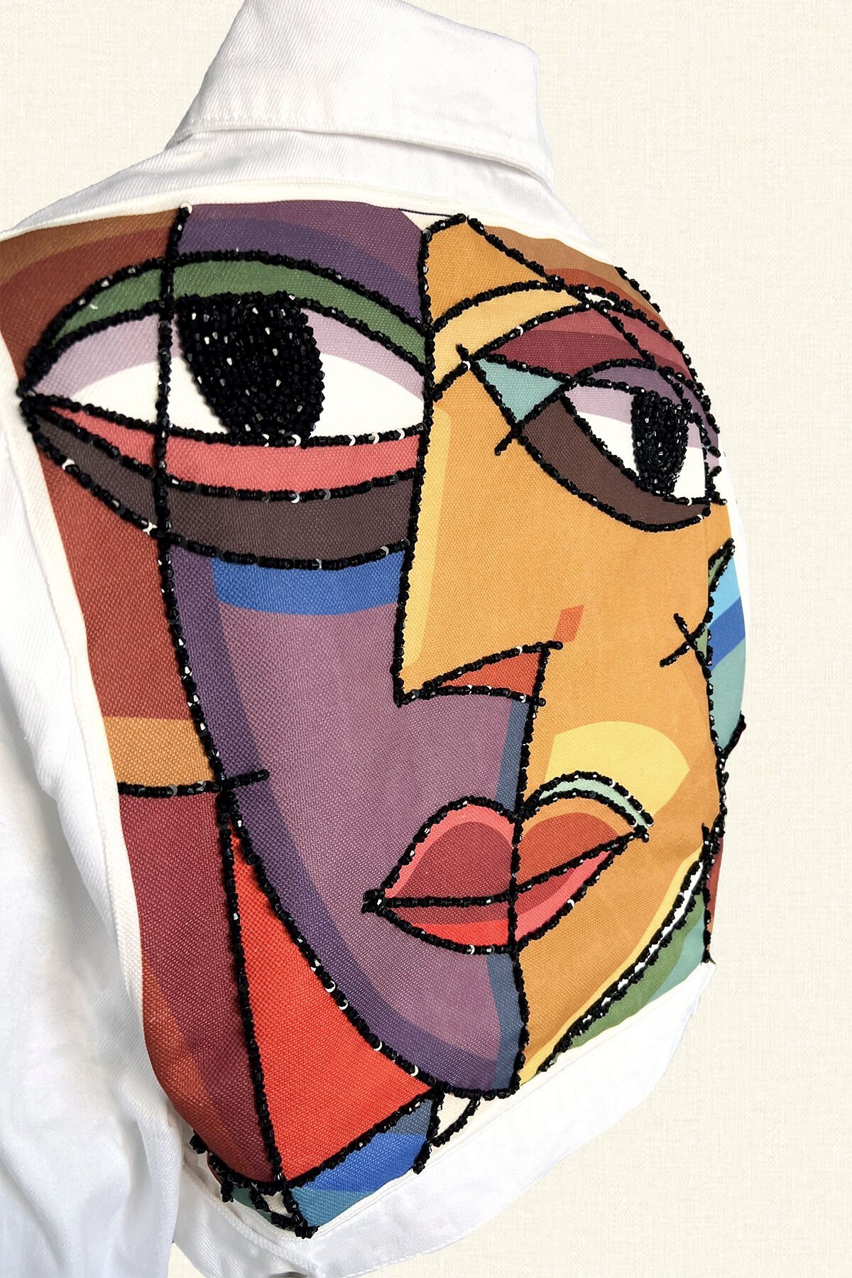 Boncuk İşlemeli Yüz Figürlü Beyaz Oversize Jean Ceket