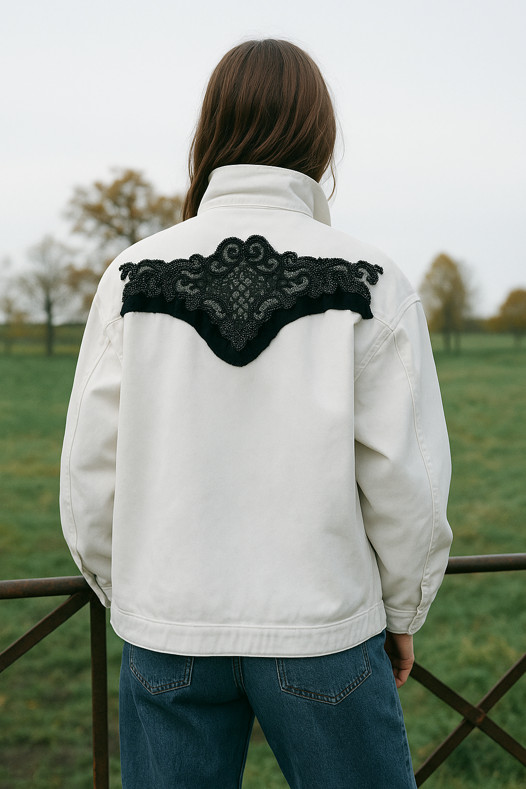 Füme Renk Boncuk İşlemeli Beyaz Jean Ceket