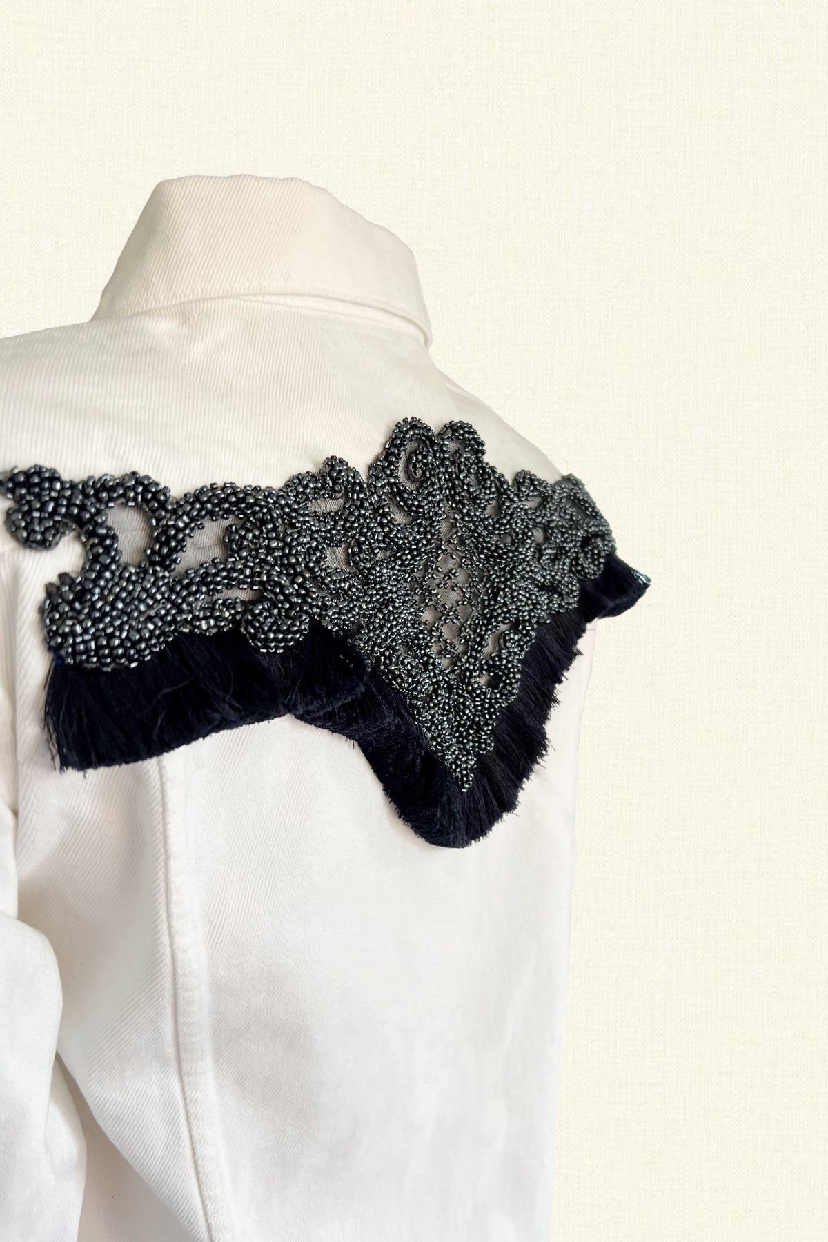 Füme Renk Boncuk İşlemeli Beyaz Jean Ceket