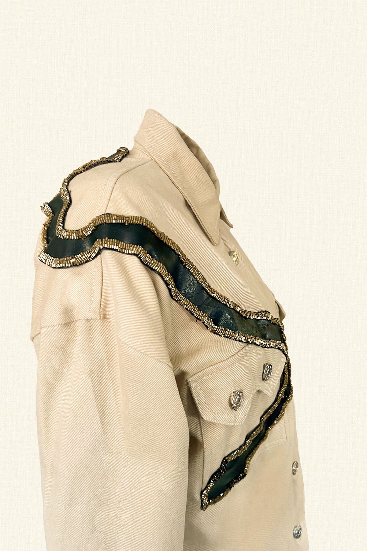 Deri Üzeri Boncuk İşlemeli Yılan Figürlü Uzun Krem Renk Jean Ceket