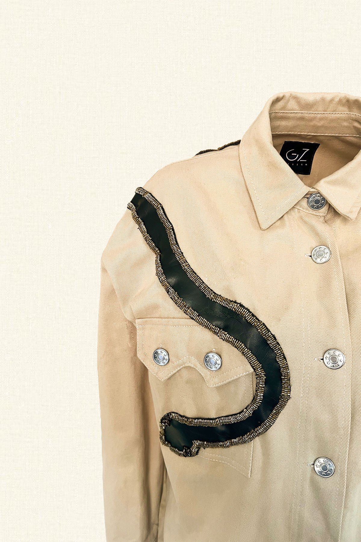 Deri Üzeri Boncuk İşlemeli Yılan Figürlü Uzun Krem Renk Jean Ceket