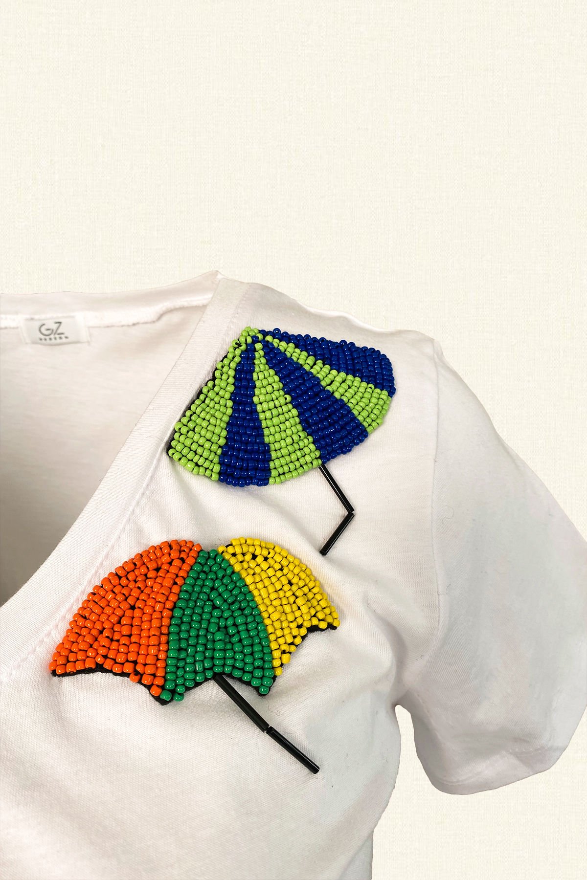 Renkli Şemsiye İşlemeli Beyaz Tişört