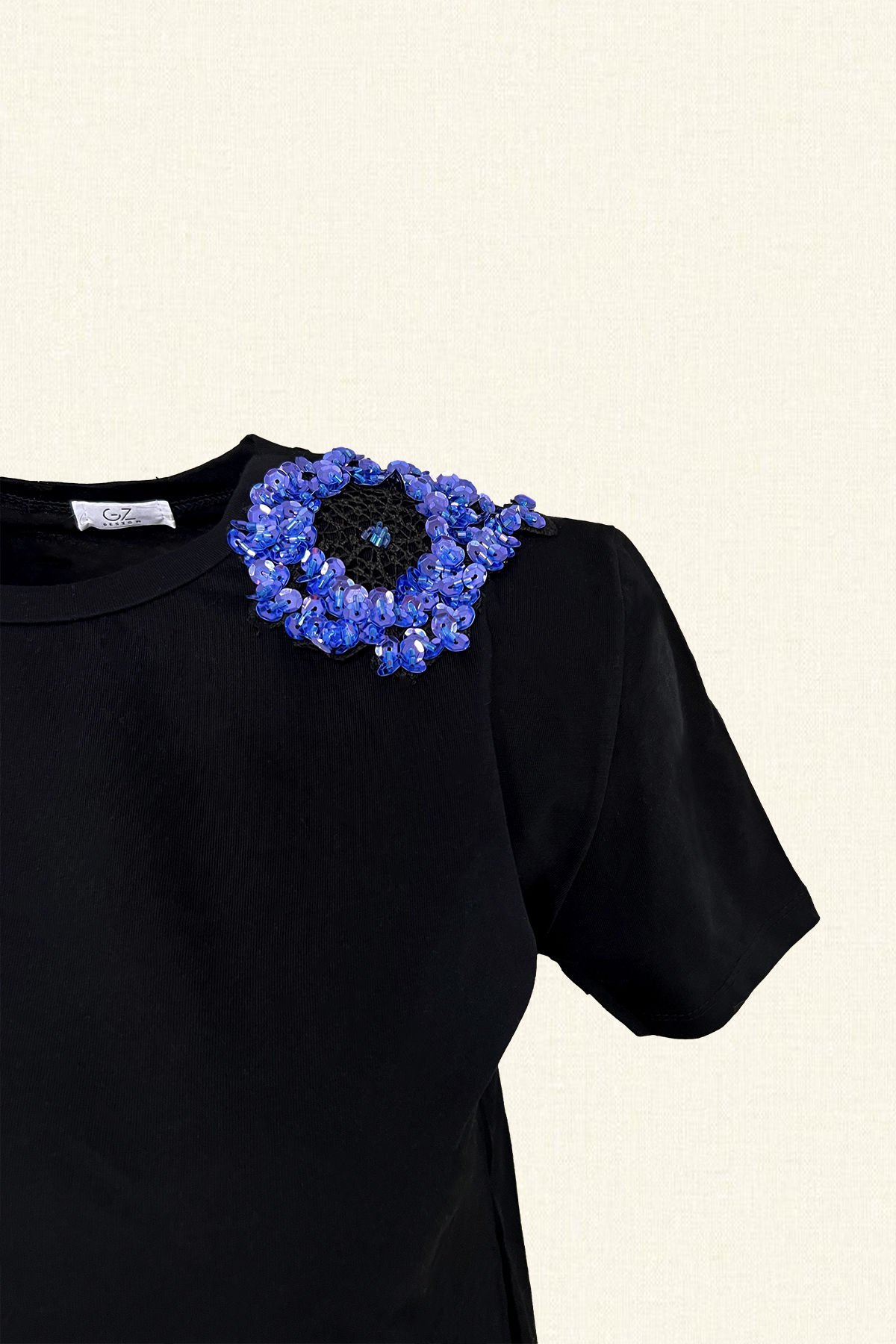 Lila Çiçek İşlemeli Bisiklet Yaka Pamuklu Basic Siyah Tişört