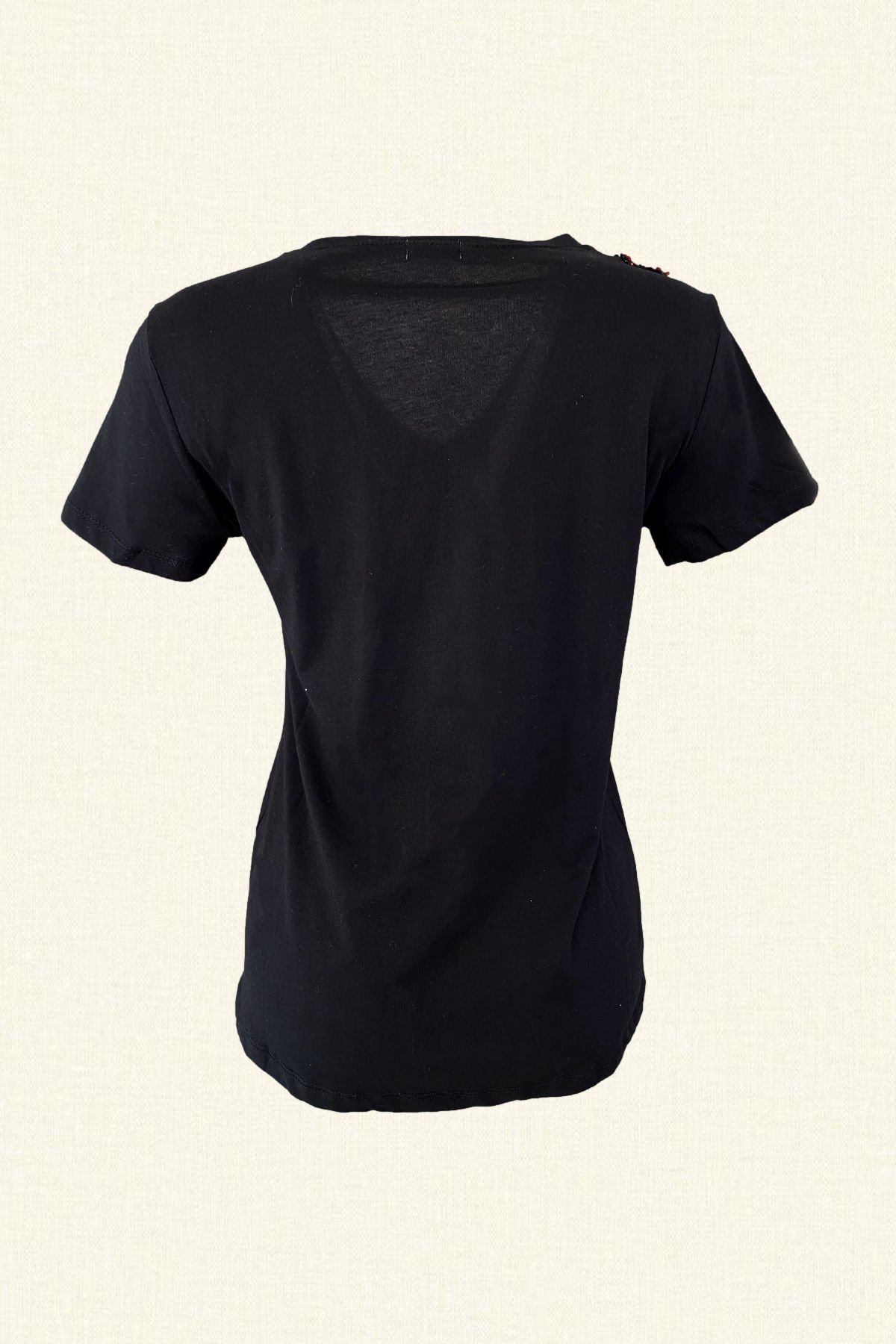 Deri Üzeri Kırmızı Boncuk İşlemeli Siyah V-Yaka Tişört