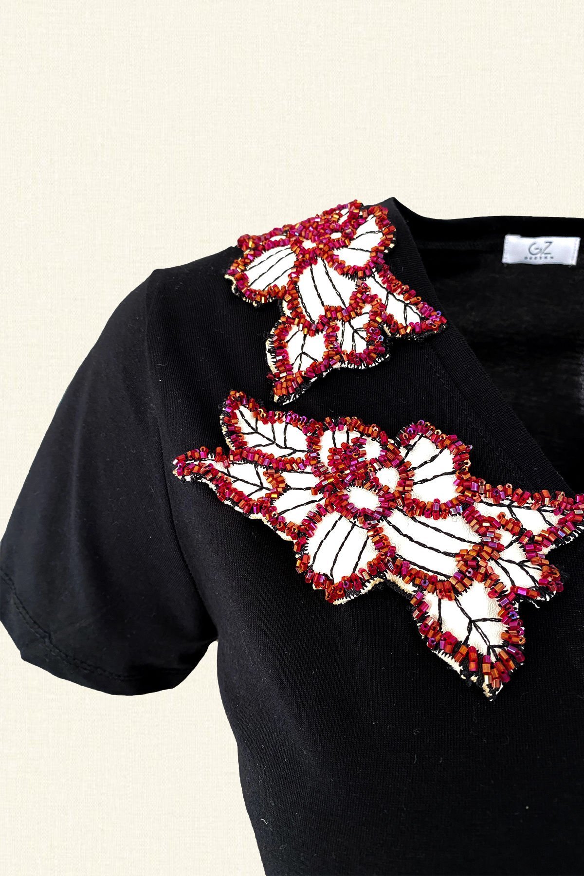 Deri Üzeri Kırmızı Boncuk İşlemeli Siyah V-Yaka Tişört