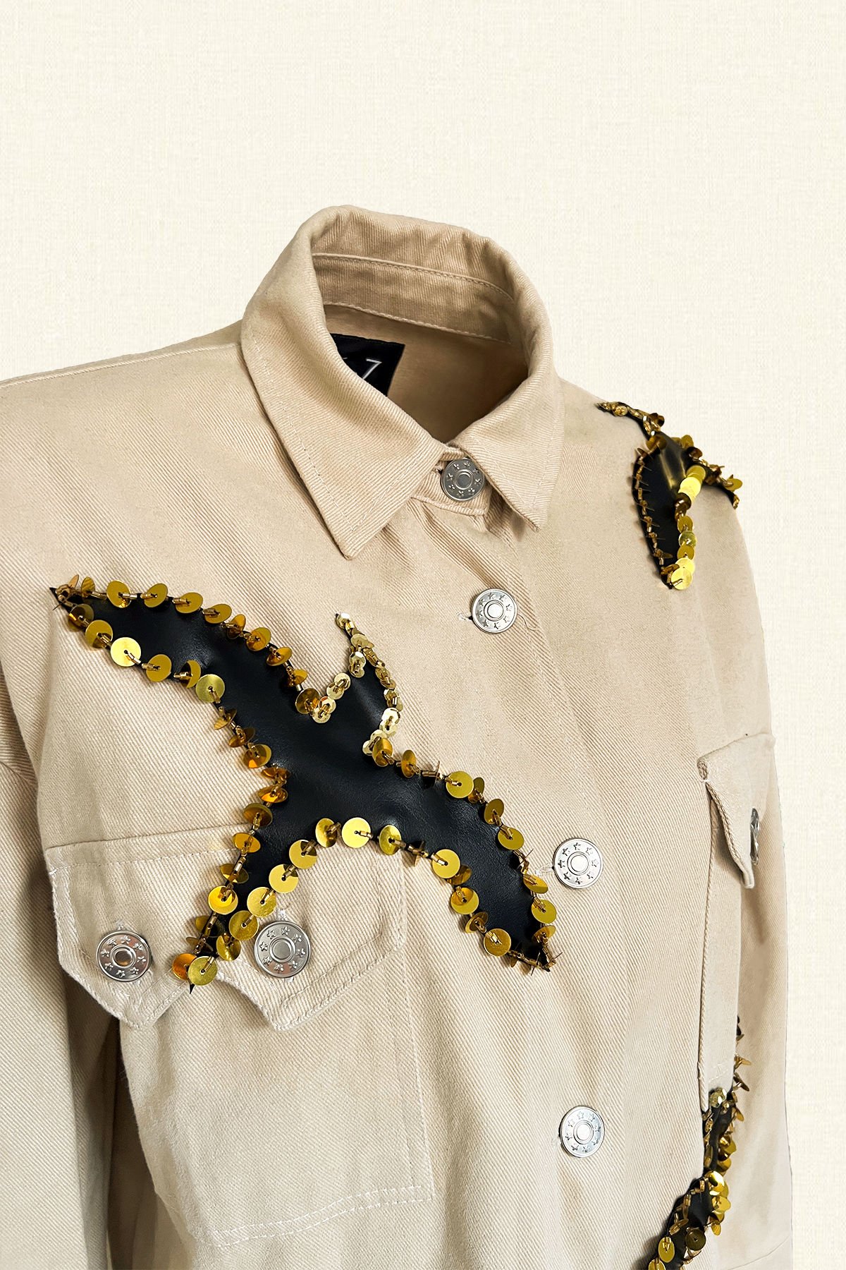 Deri Üzeri Pul İşlemeli Kuş Figürlü Uzun Krem Oversize Jean Ceket