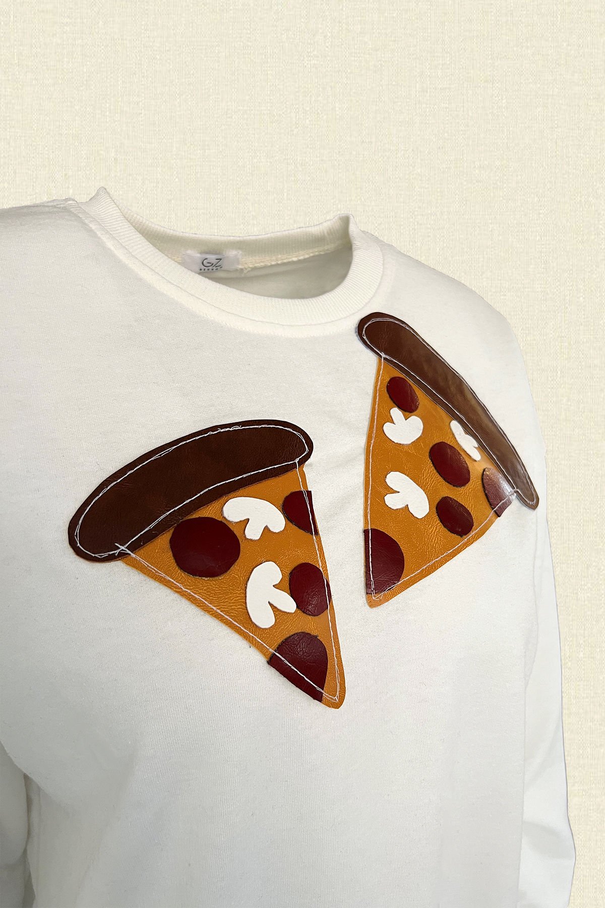 Pizza Motifli Deri Detaylı Beyaz Oversize Sweatshirt