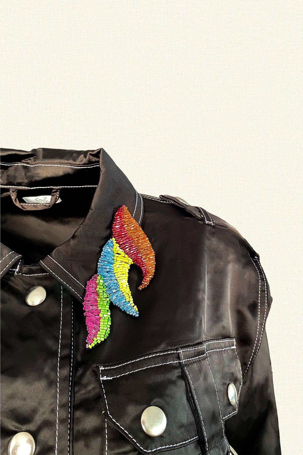 Yakası Renkli İşlemeli Siyah Saten Ceket