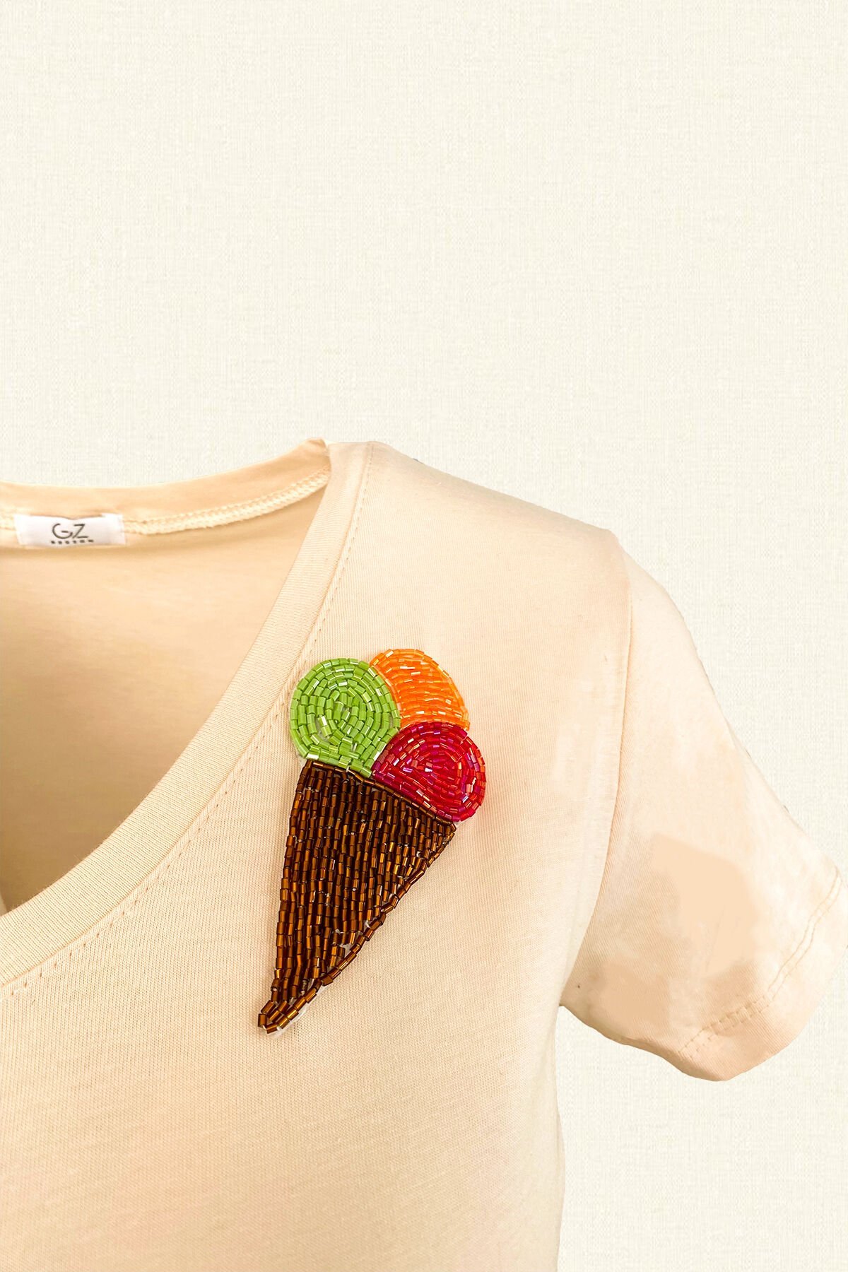 Dondurma İşlemeli Krem Renk V Yaka Tişört