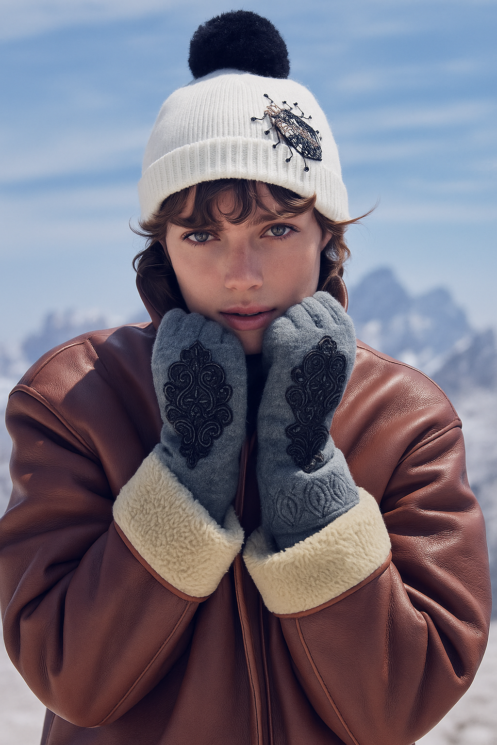 Böcek İşlemeli Beyaz Bere