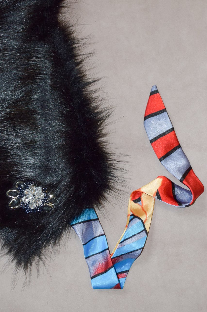 Boncuk işlemeli siyah kürk yaka