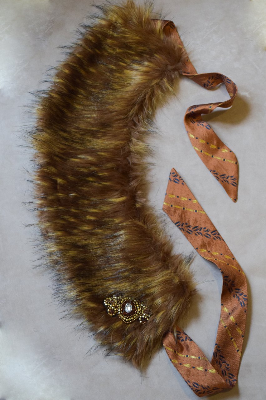 Boncuk işlemeli kahverengi kürk yaka