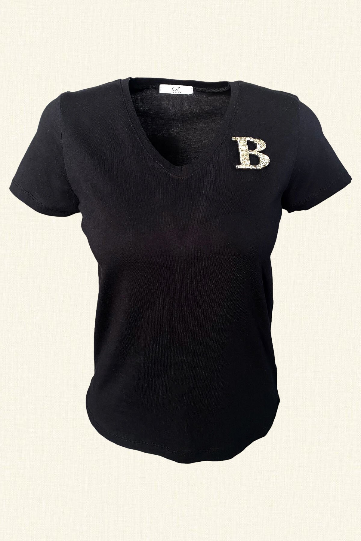 Gümüş Harf İşlemeli  V-Yaka Siyah Tişört