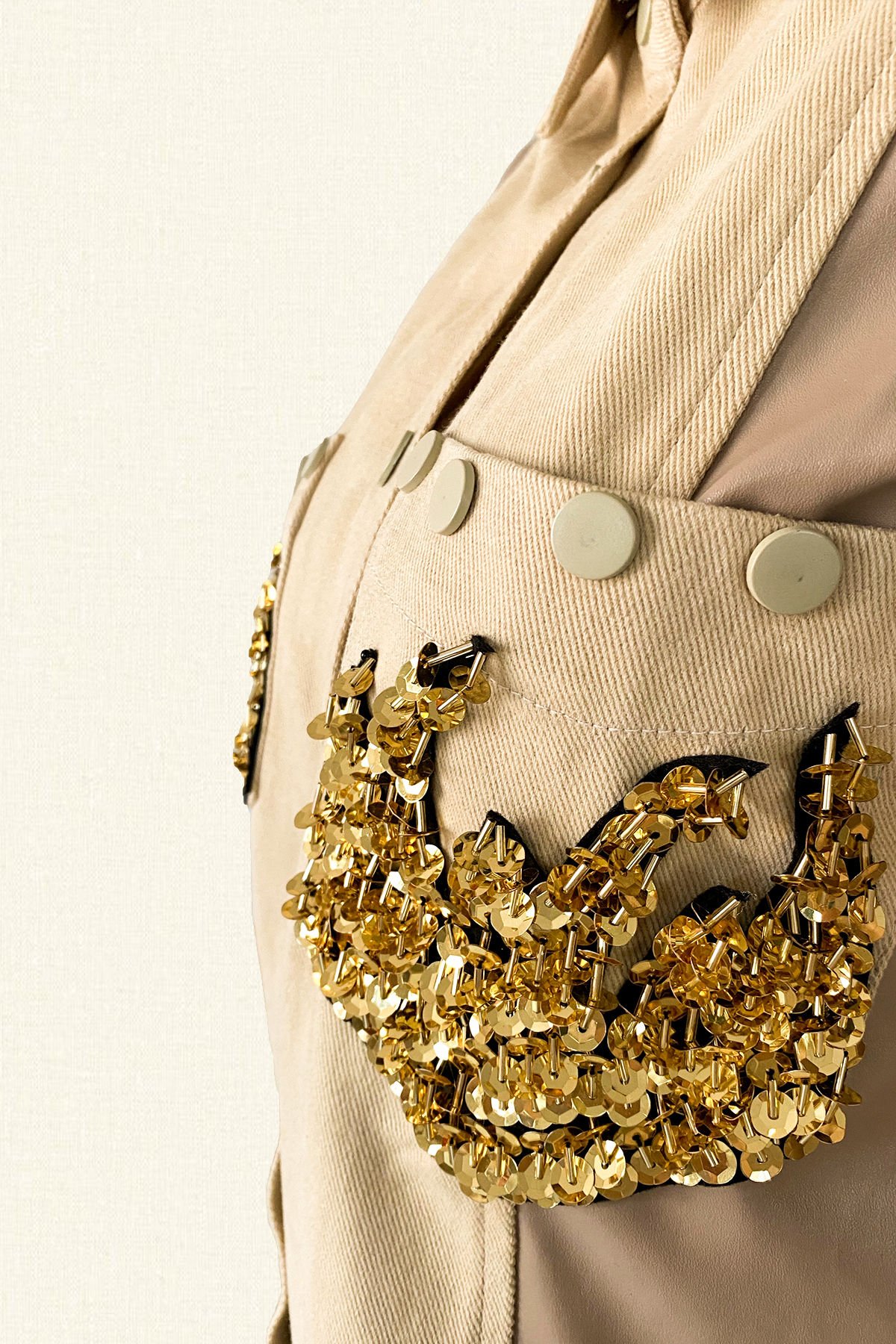 Gold Alev İşlemeli Kolları Deri Detaylı Krem Renk Jean Ceket