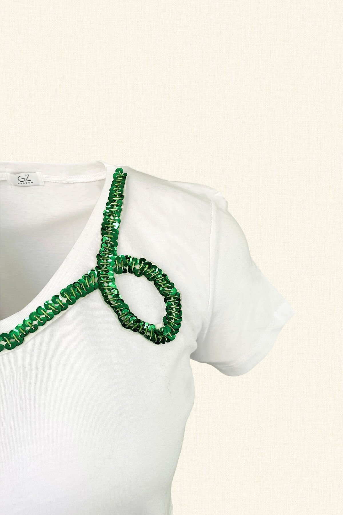 Yeşil Pul İşlemeli Beyaz V-Yaka Tişört