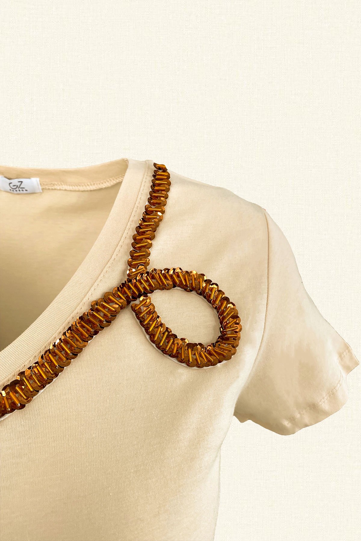 Bakır Pul İşlemeli Krem V-Yaka Tişört