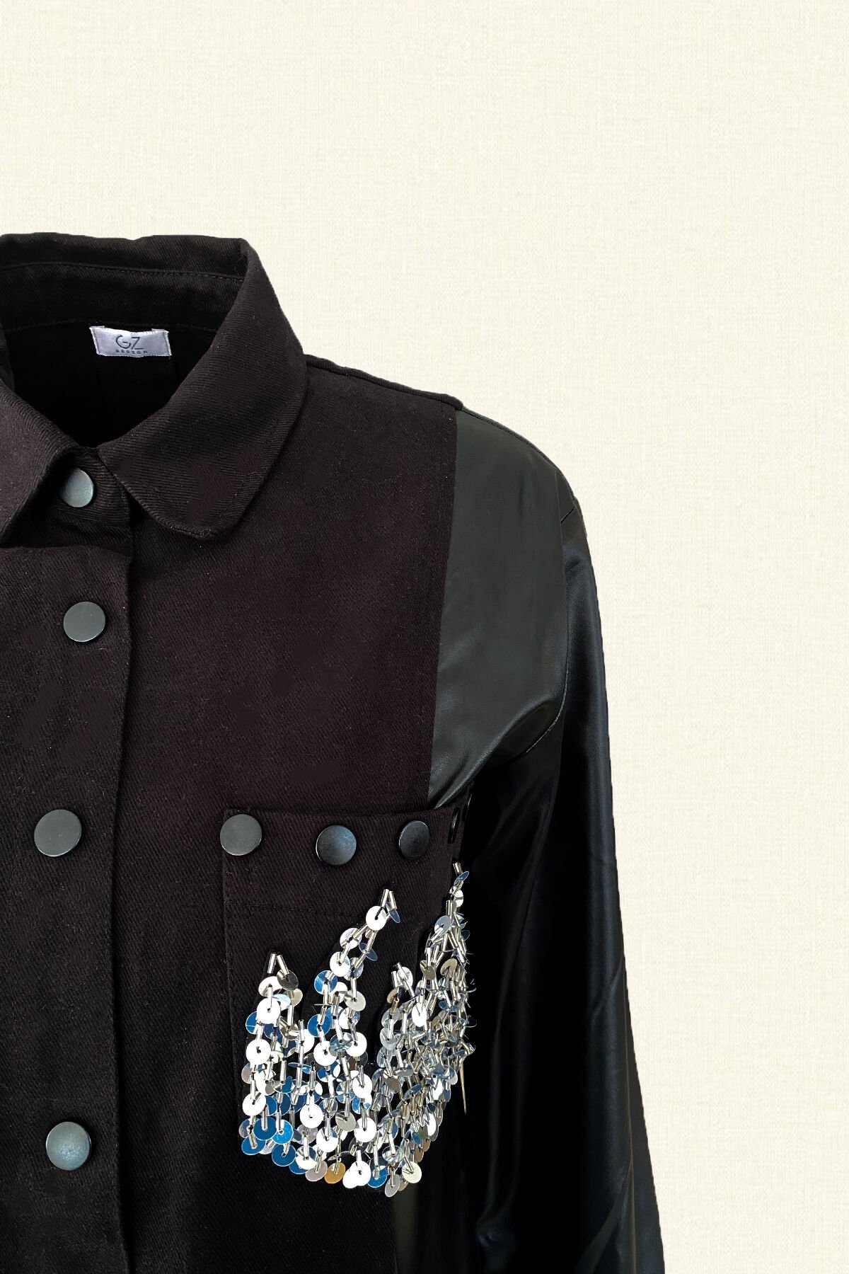 Gümüş Alev İşlemeli Kolları Deri Detaylı Siyah Renk Jean Ceket