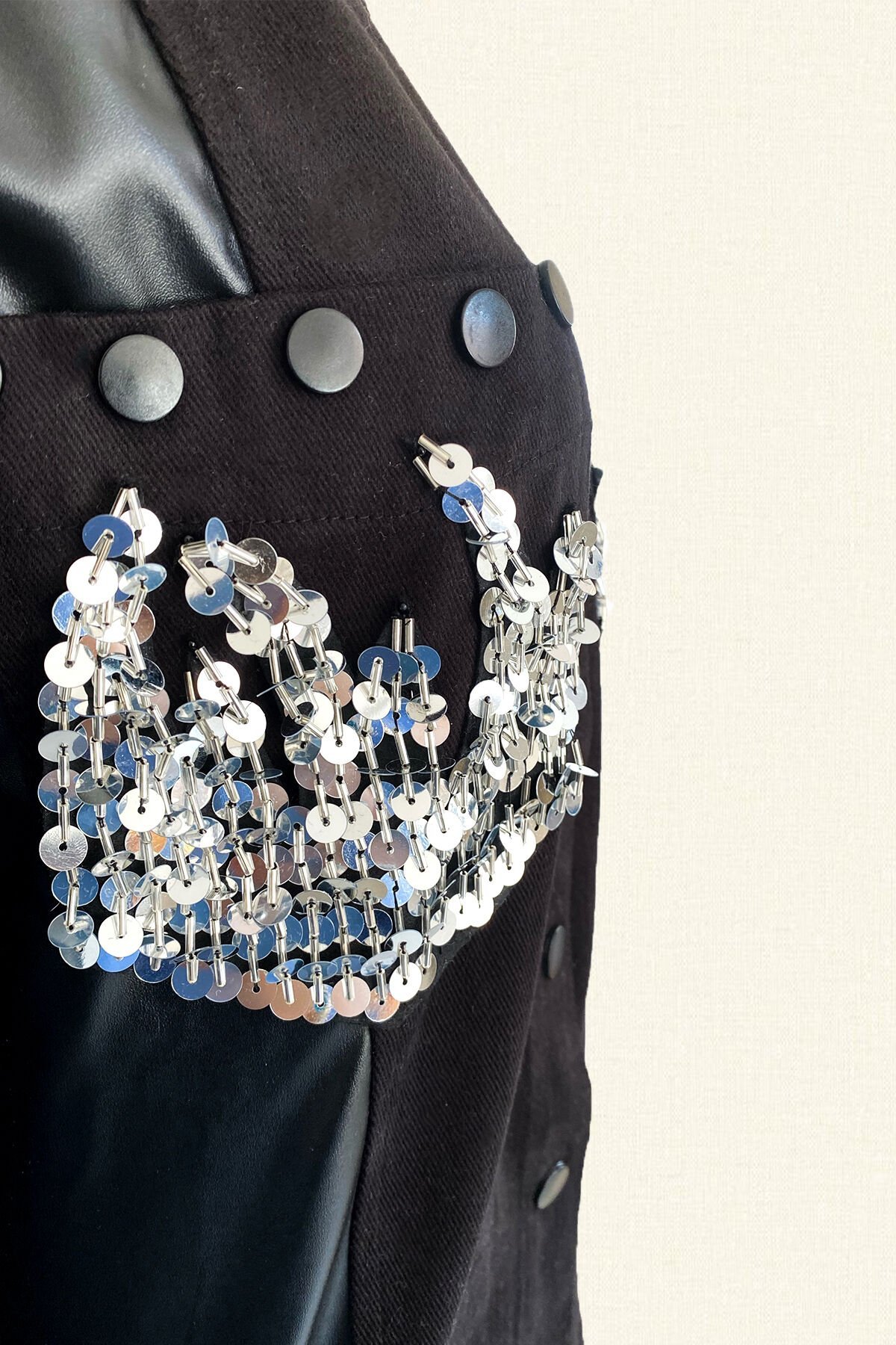 Gümüş Alev İşlemeli Kolları Deri Detaylı Siyah Renk Jean Ceket