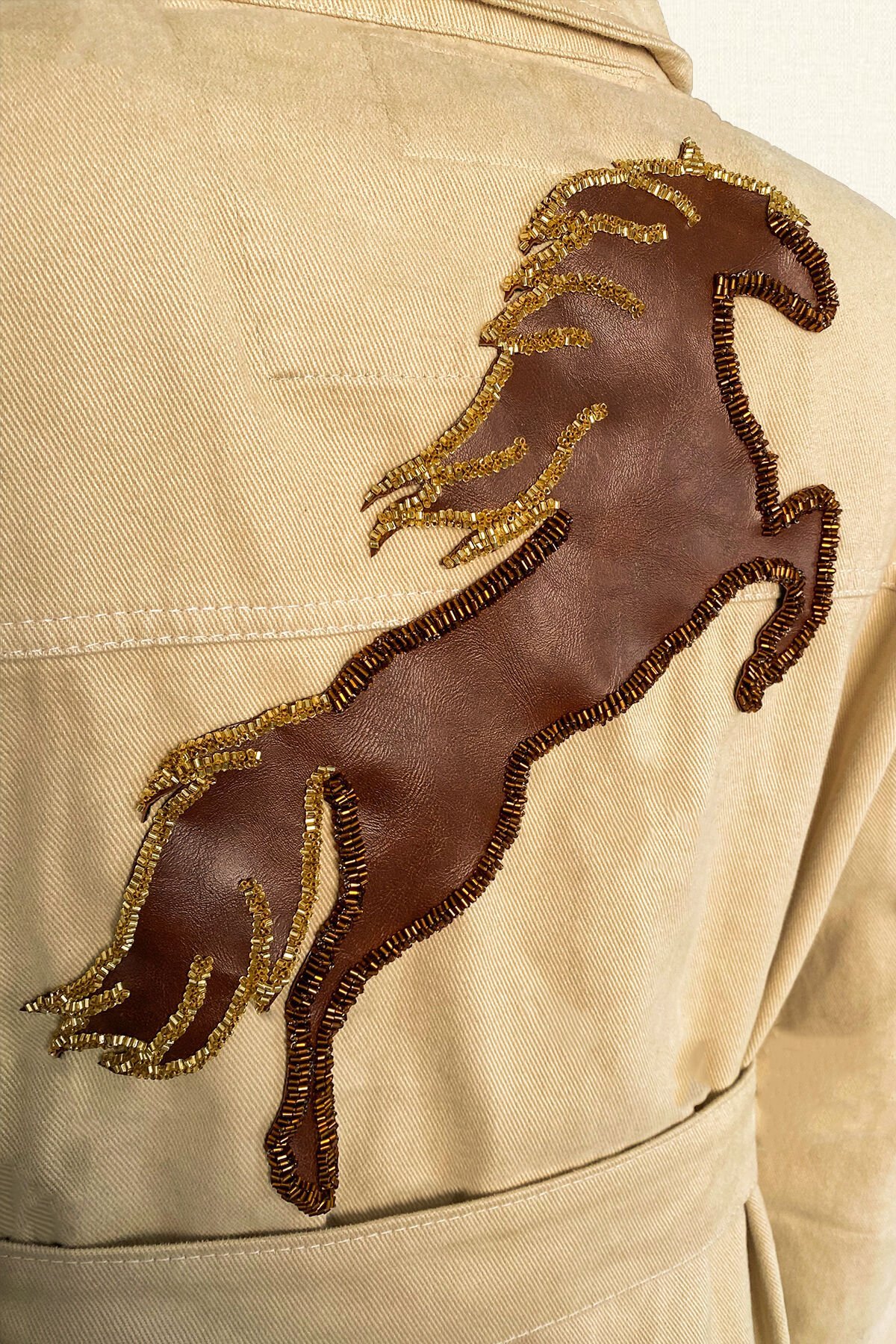 Deri Üzeri Boncuk İşlemeli At Figürlü Krem Renk Jean Ceket