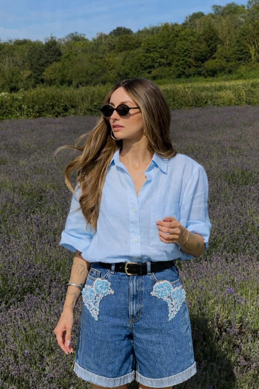 Mavi İşlemeli Mom Jean Şort