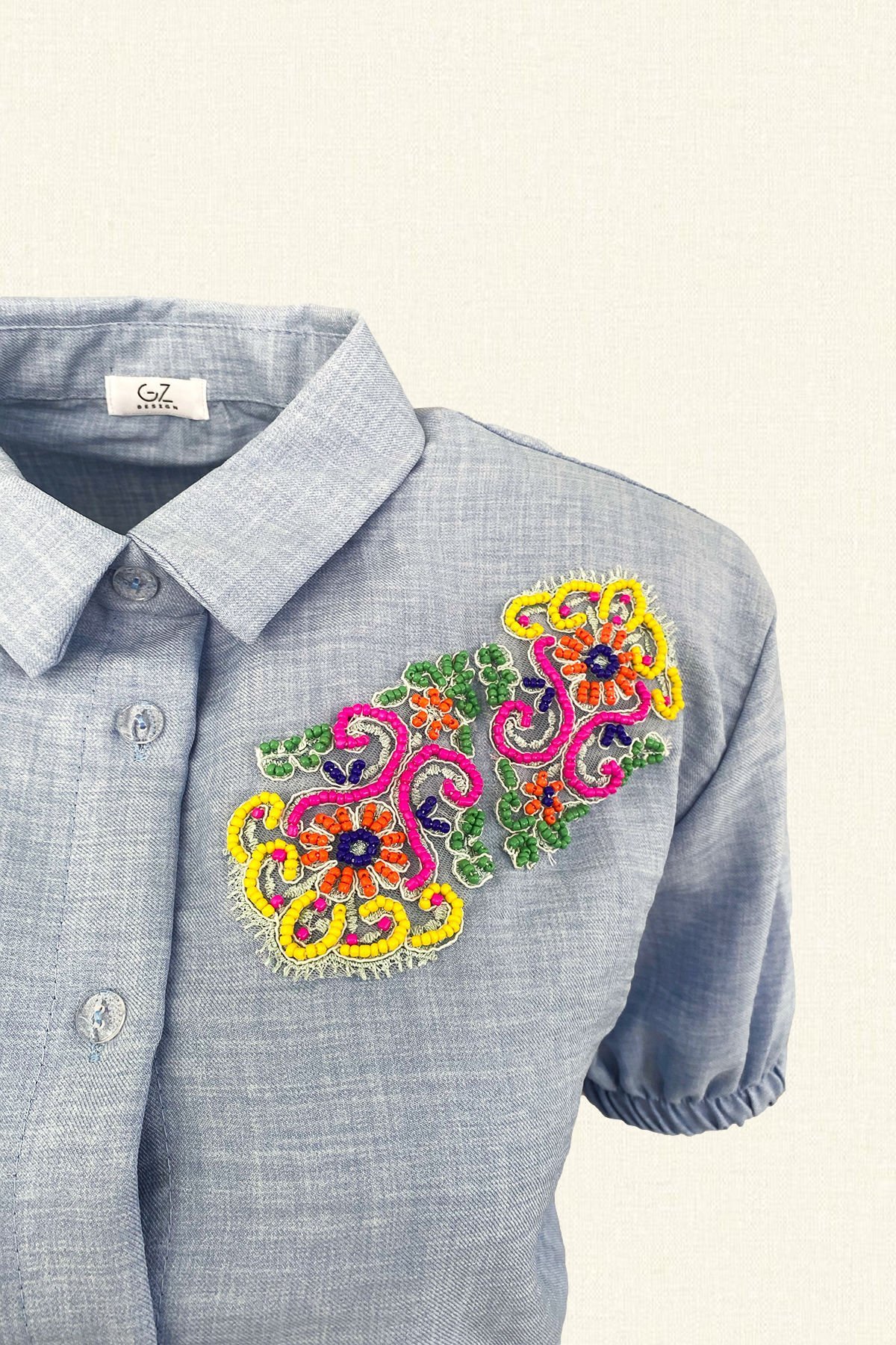 Renkli İşlemeli Kısa Kollu Mavi Gömlek