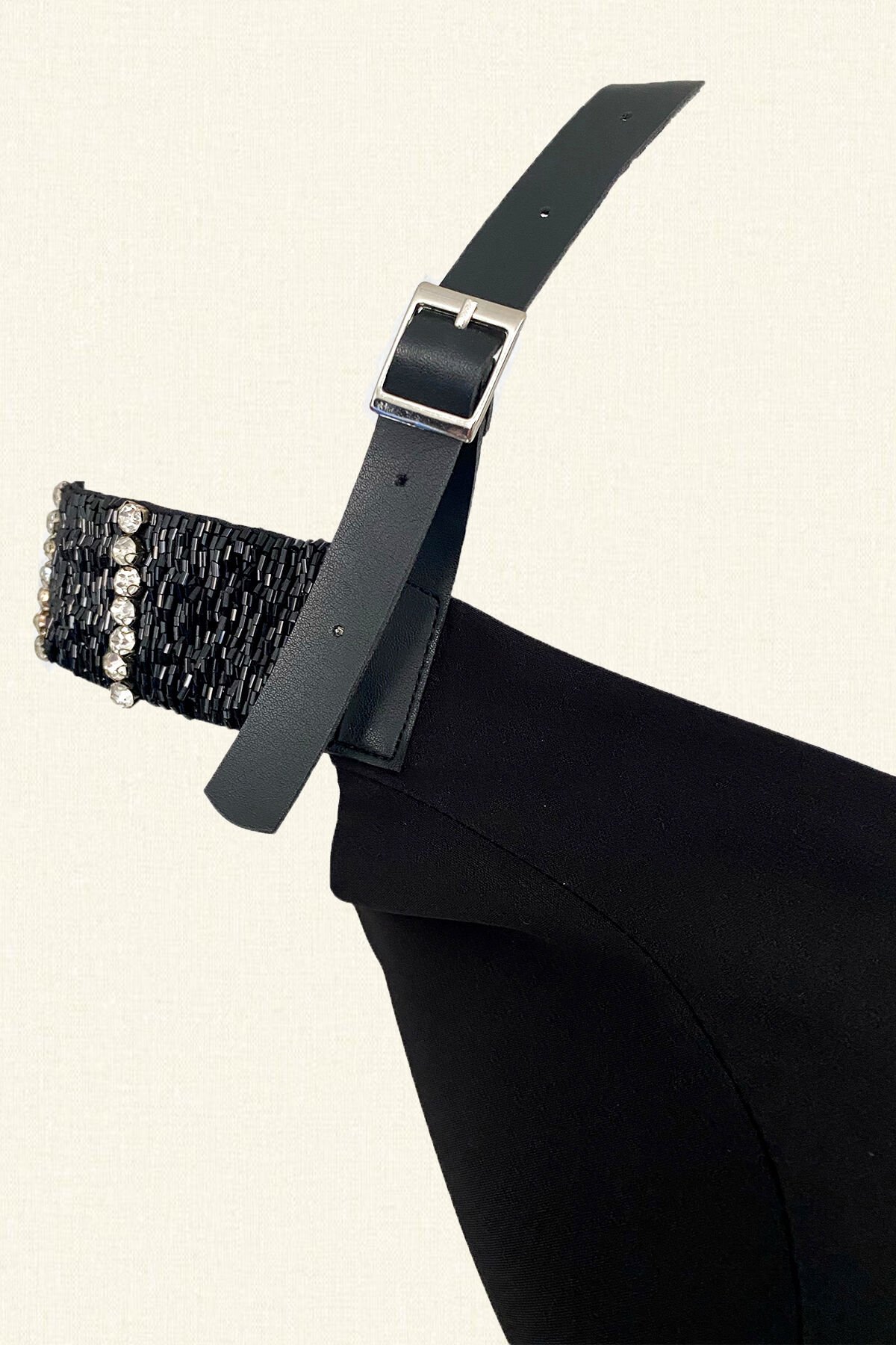 Omuzları Boncuk İşlemeli Siyah Elbise