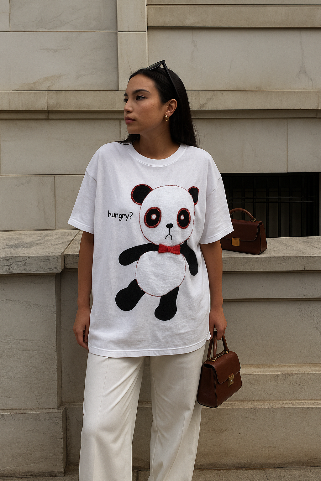 Kırmızı Boncuk İşlemeli Panda Detaylı Beyaz Oversize Tişört