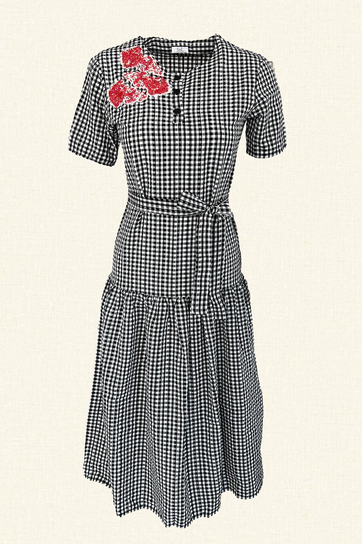 Kırmızı İşlemeli Siyah Pötikare Midi Boy Elbise