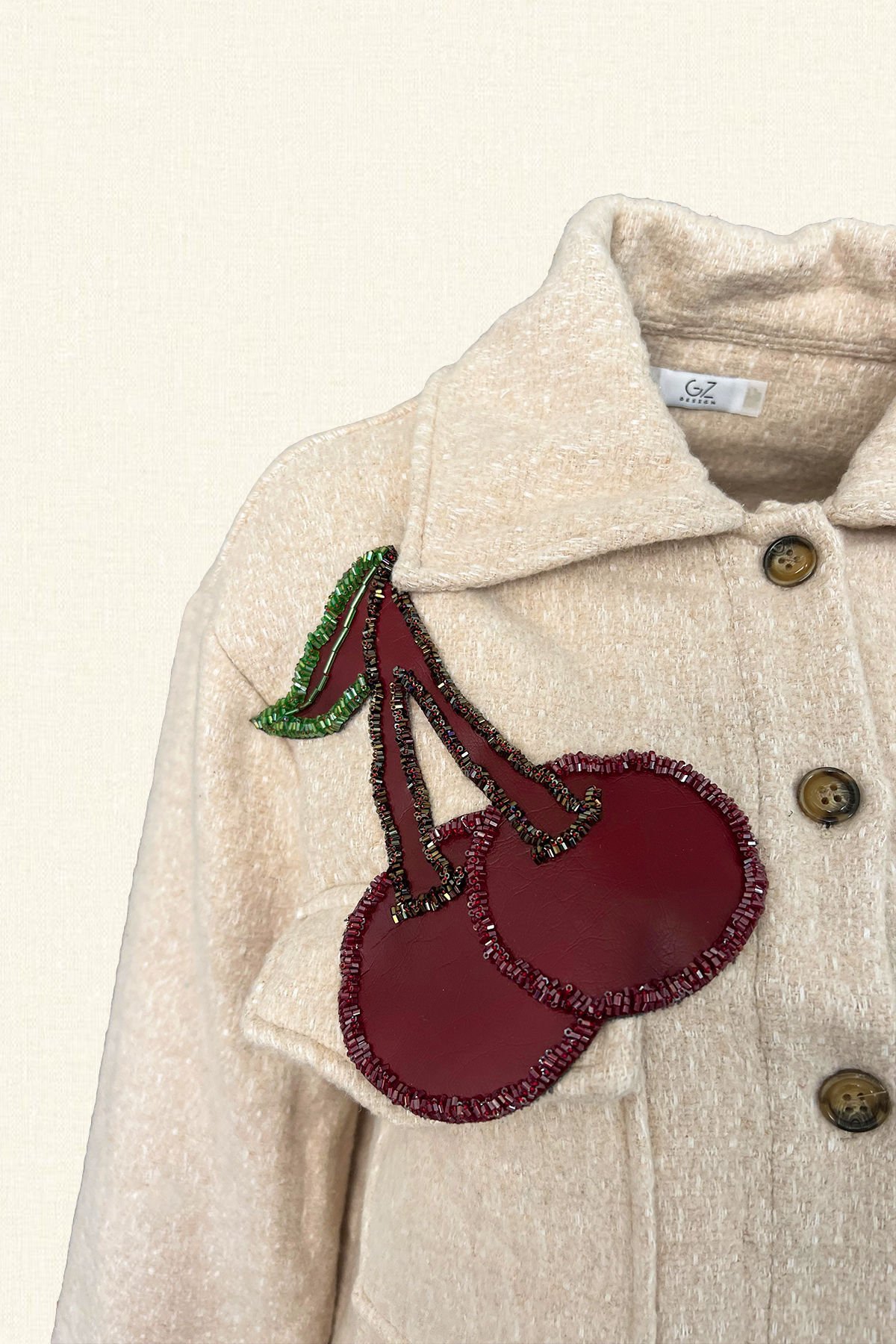 Bordo Deri Üzeri Boncuk İşlemeli Kiraz Figürlü Krem Renk Yünlü Kaşe Ceket