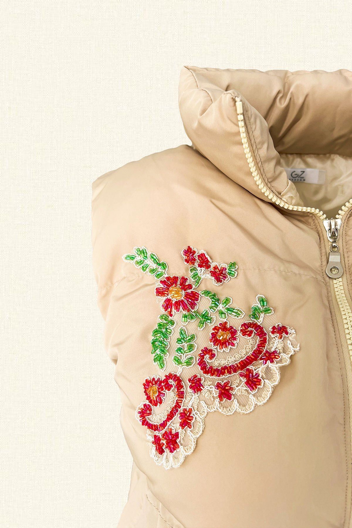 Renkli Çiçek İşlemeli Krem Bomber Şişme Yelek