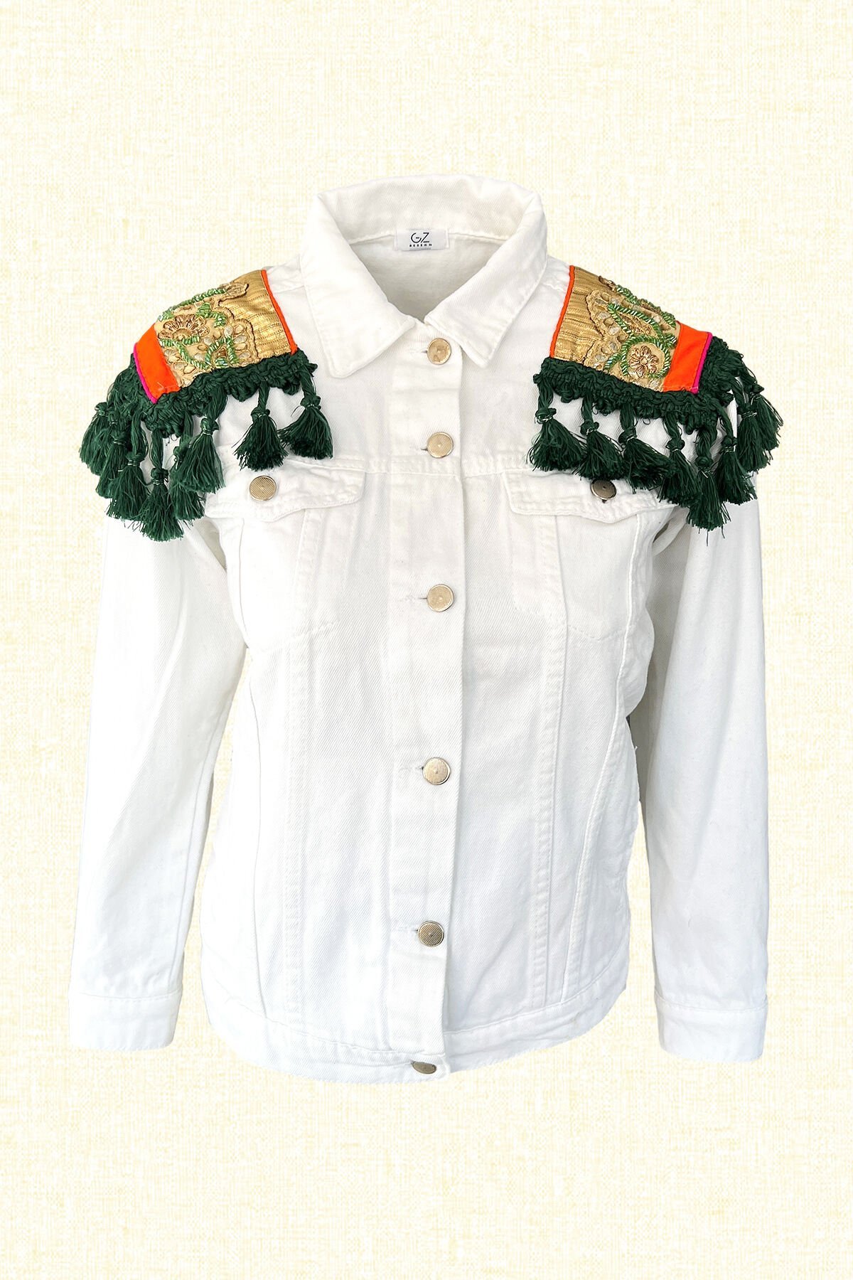 Omuzları Yeşil Püskül Ve Boncuk İşlemeli Beyaz Jean Ceket