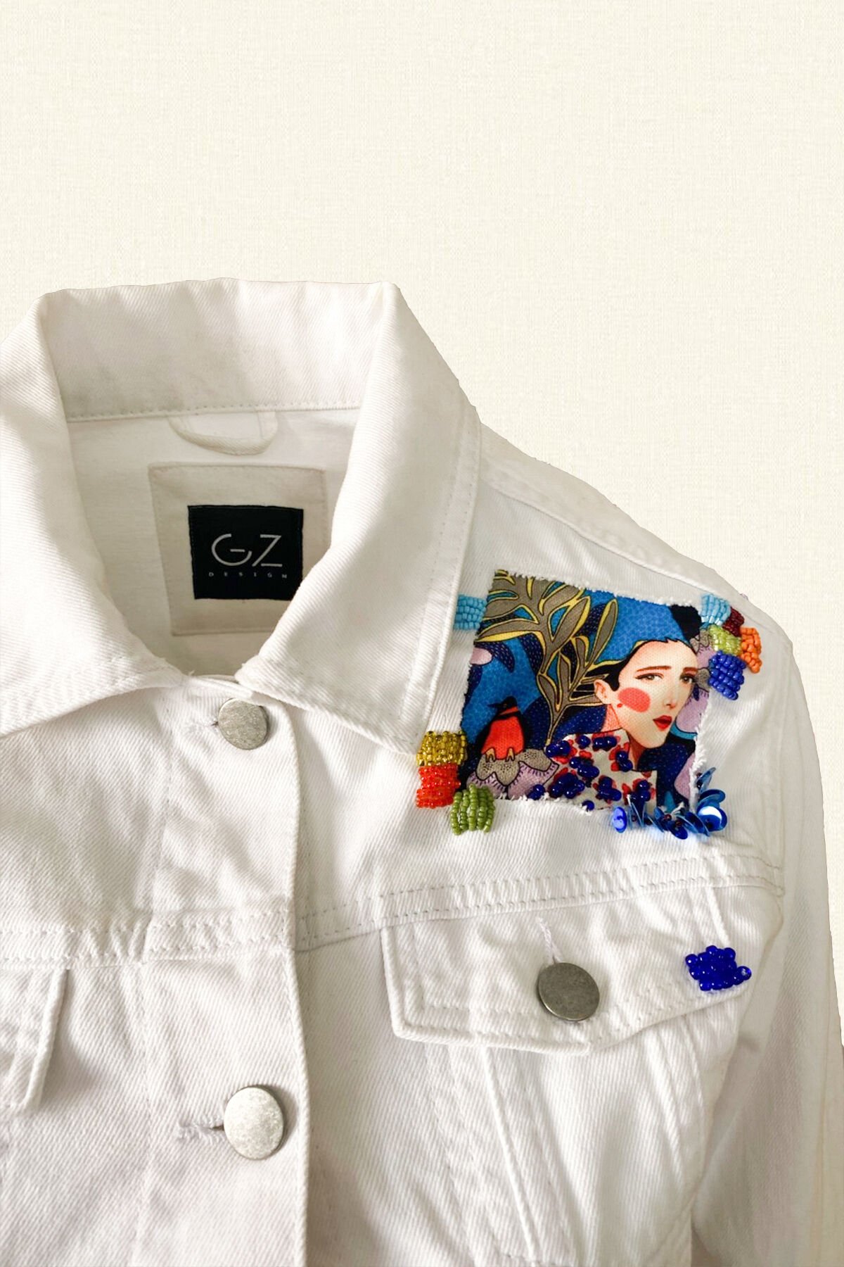 Kırmızılı Kadın Figürlü Beyaz Renk Jean Ceket