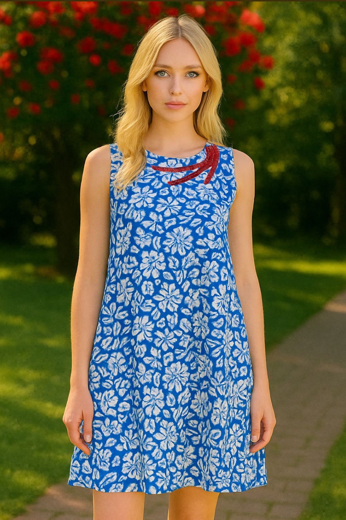 Kırmızı İşlemeli Mavi Desenli Elbise