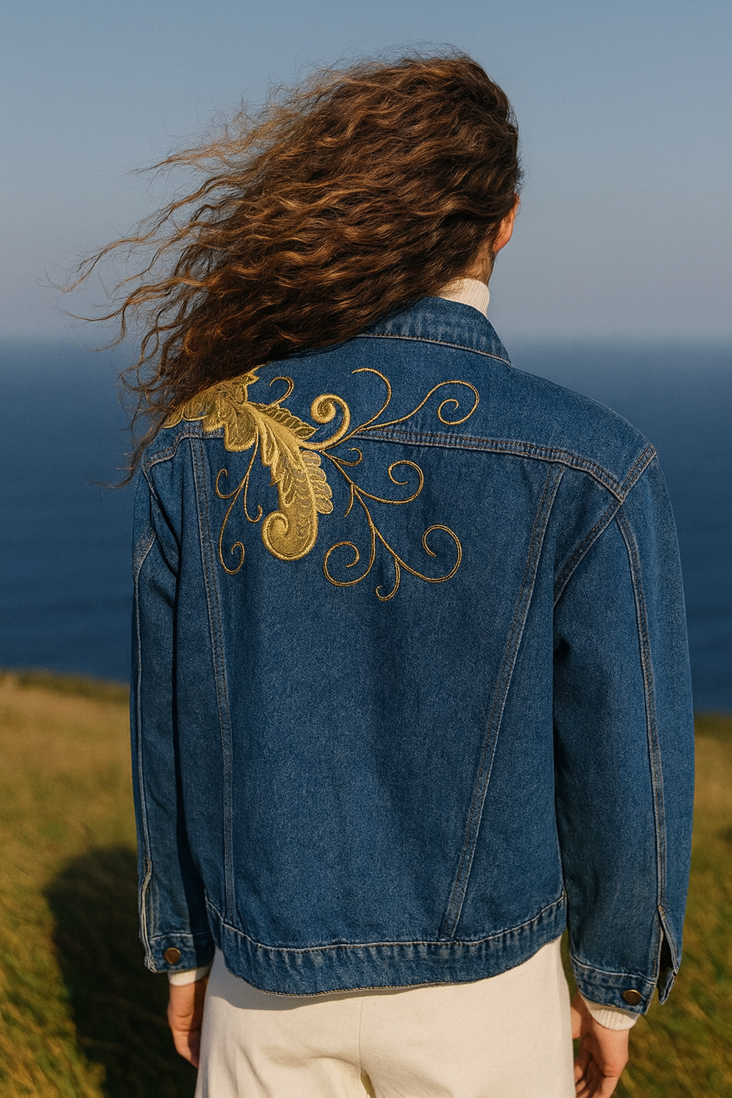 Sarı Sırma Detaylı Koyu Renk Kısa Jean Ceket