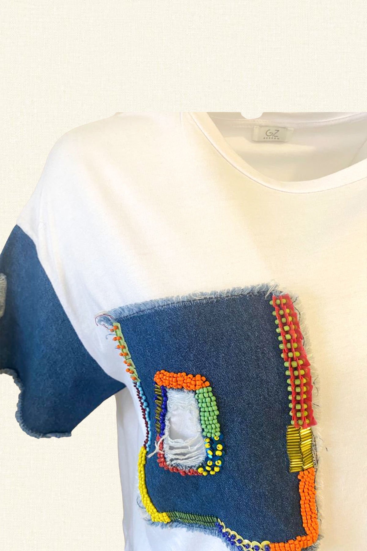 Jean Detaylı Boncuk İşlemeli Beyaz Tişört