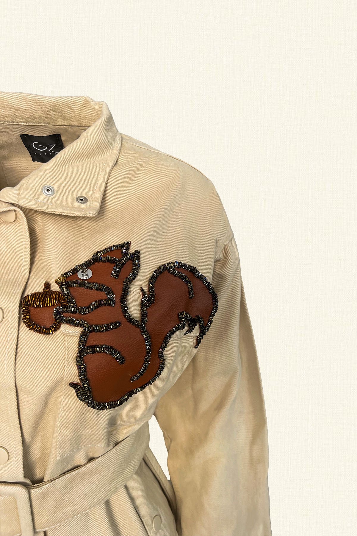 Deri Üzeri Boncuk İşlemeli Sincap Figürlü Krem Renk Jean Ceket