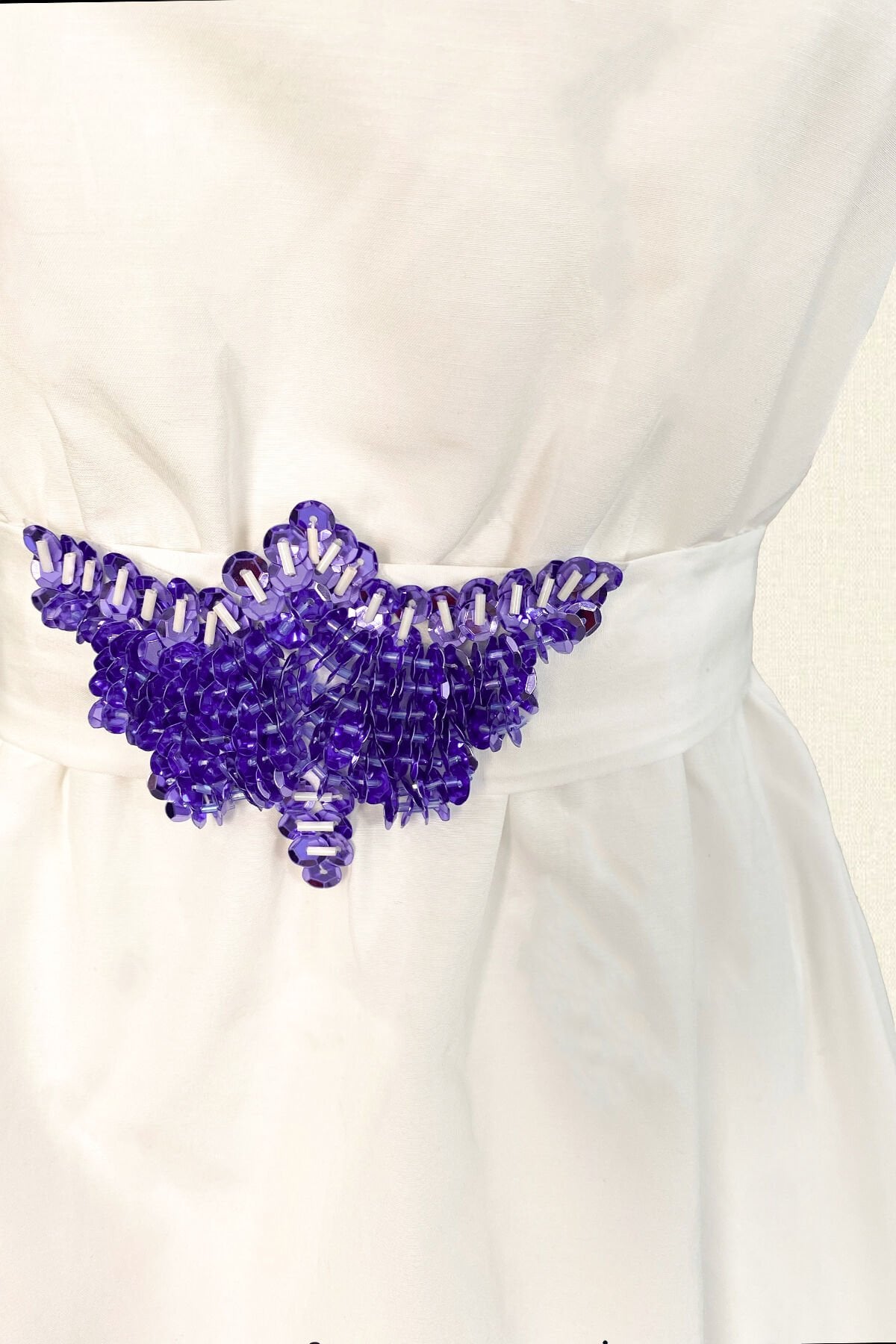 Kemeri Lila Renk İşlemeli Beyaz Kayık Yaka Elbise