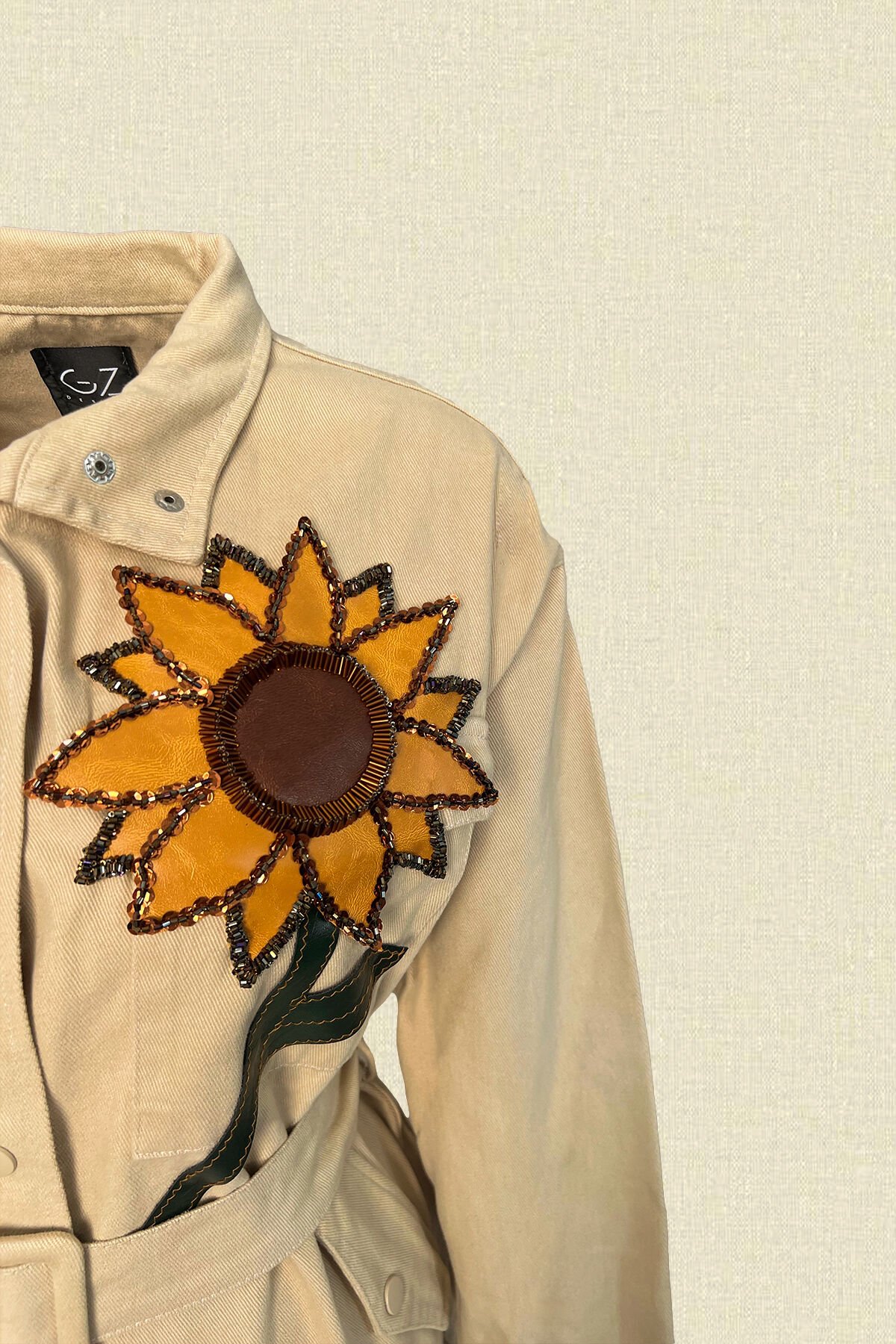 Deri Üzeri Boncuk İşlemeli Ayçiçeği Figürlü Krem Renk Jean Ceket