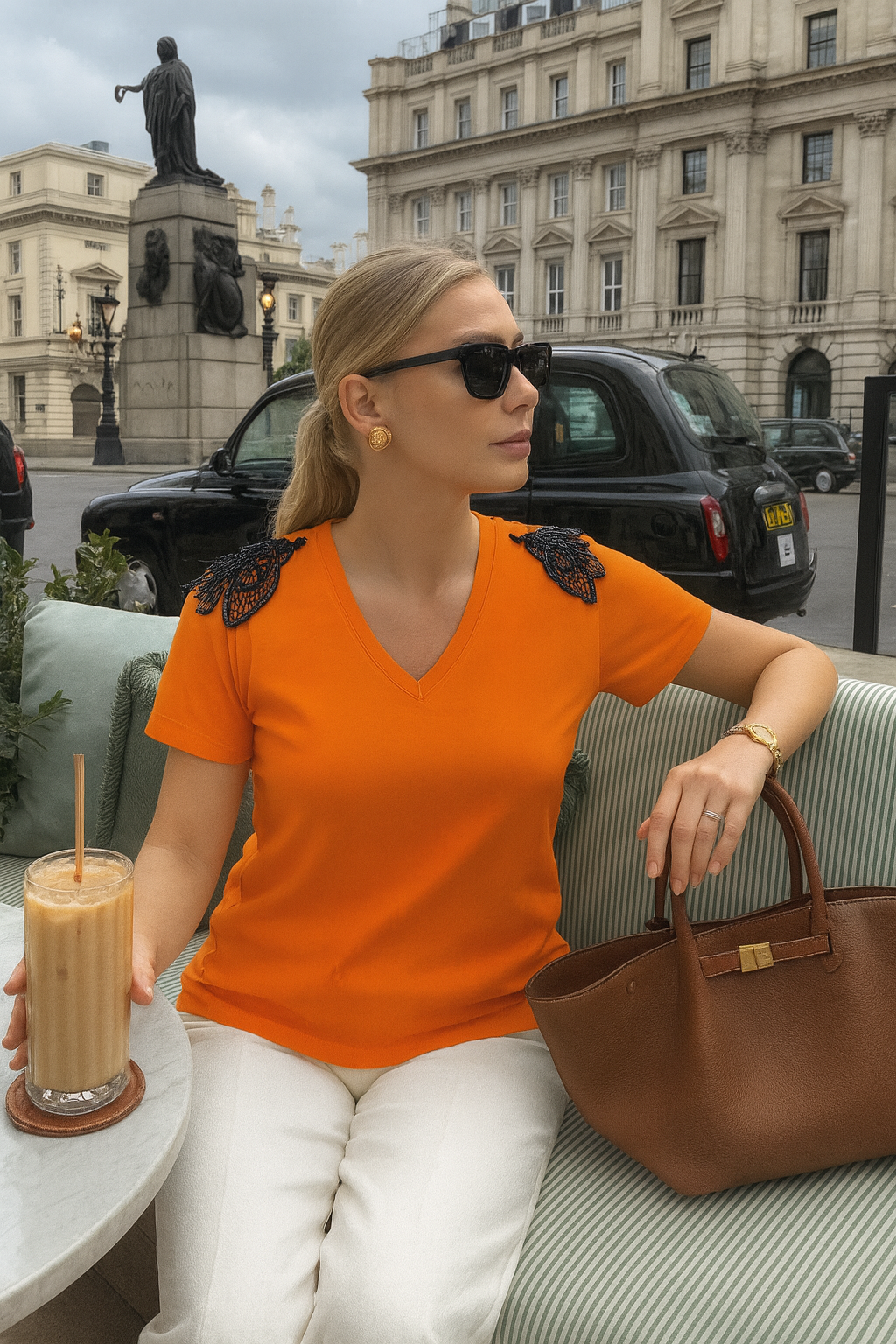 Omuzları Siyah Boncuk İşlemeli Turuncu V Yaka Tişört
