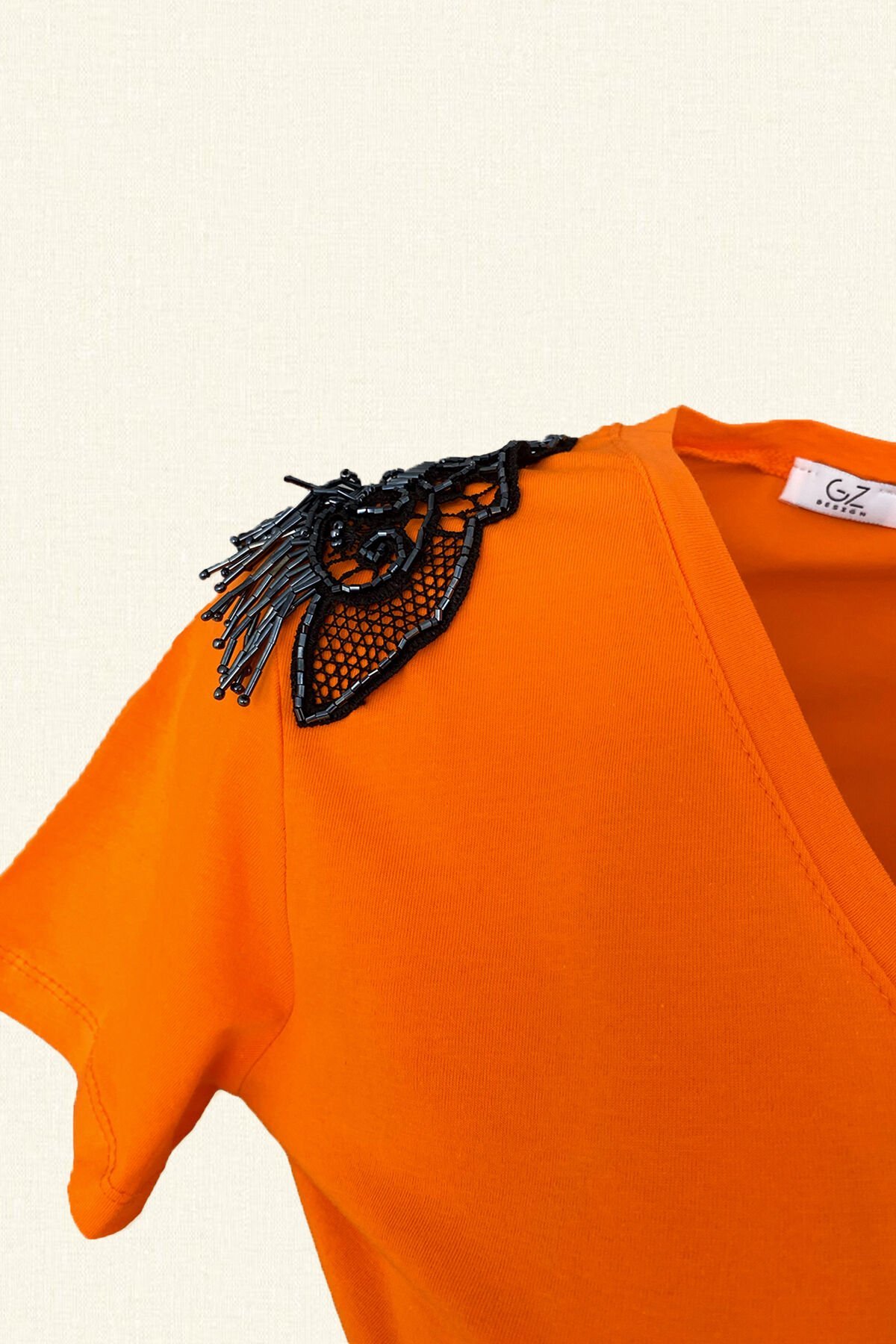 Omuzları Siyah Boncuk İşlemeli Turuncu V Yaka Tişört