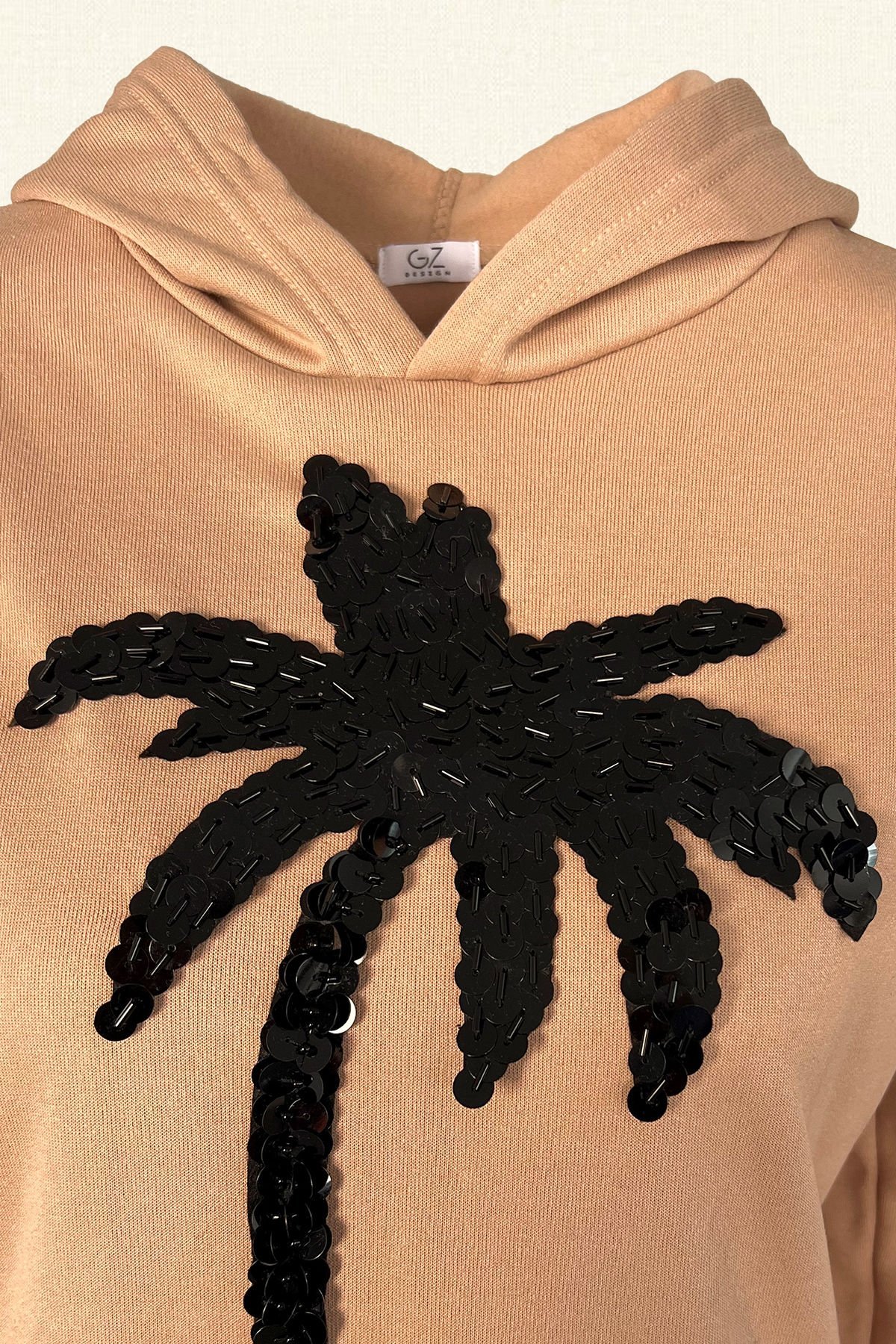 Siyah Palmiye İşlemeli Krem Renk Kapişonlu Sweatshirt