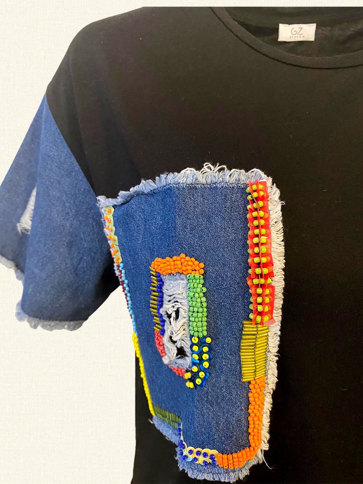 Jean Detaylı Boncuk İşlemeli Siyah Tişört