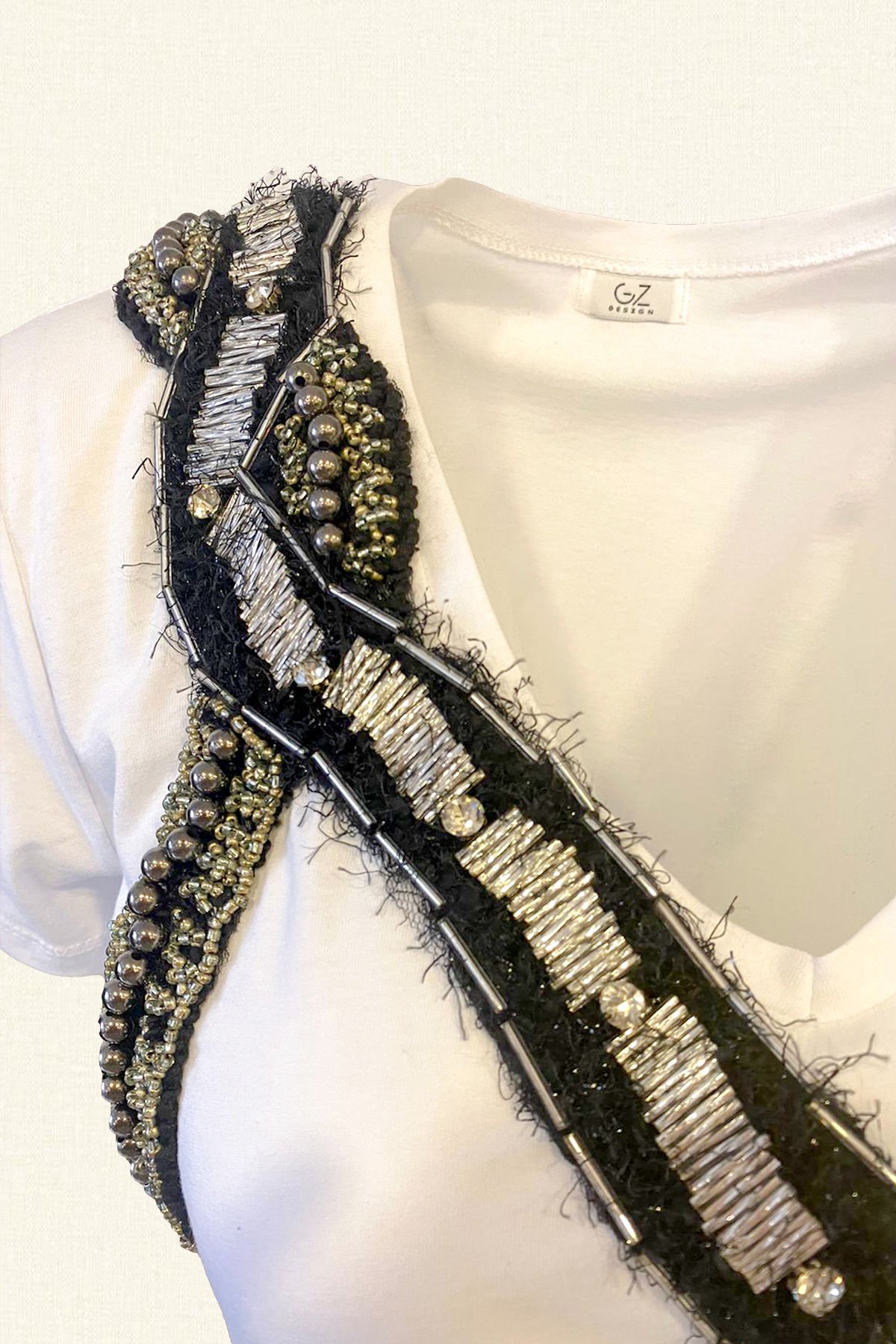 Yakası Siyah Boncuk İşlemeli V Yaka Beyaz Tişört