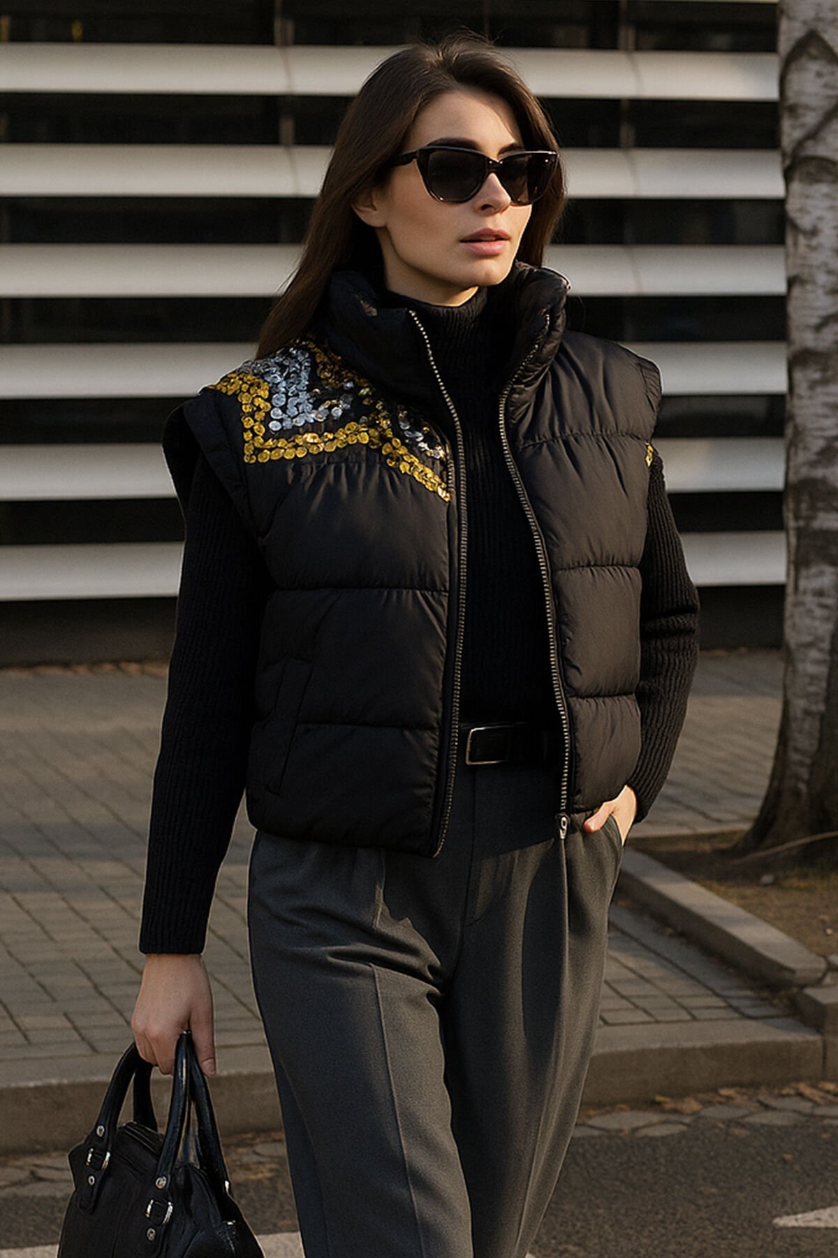 Omuzları Siyah ve Gold İşleme Detaylı Siyah Bomber Şişme Yelek