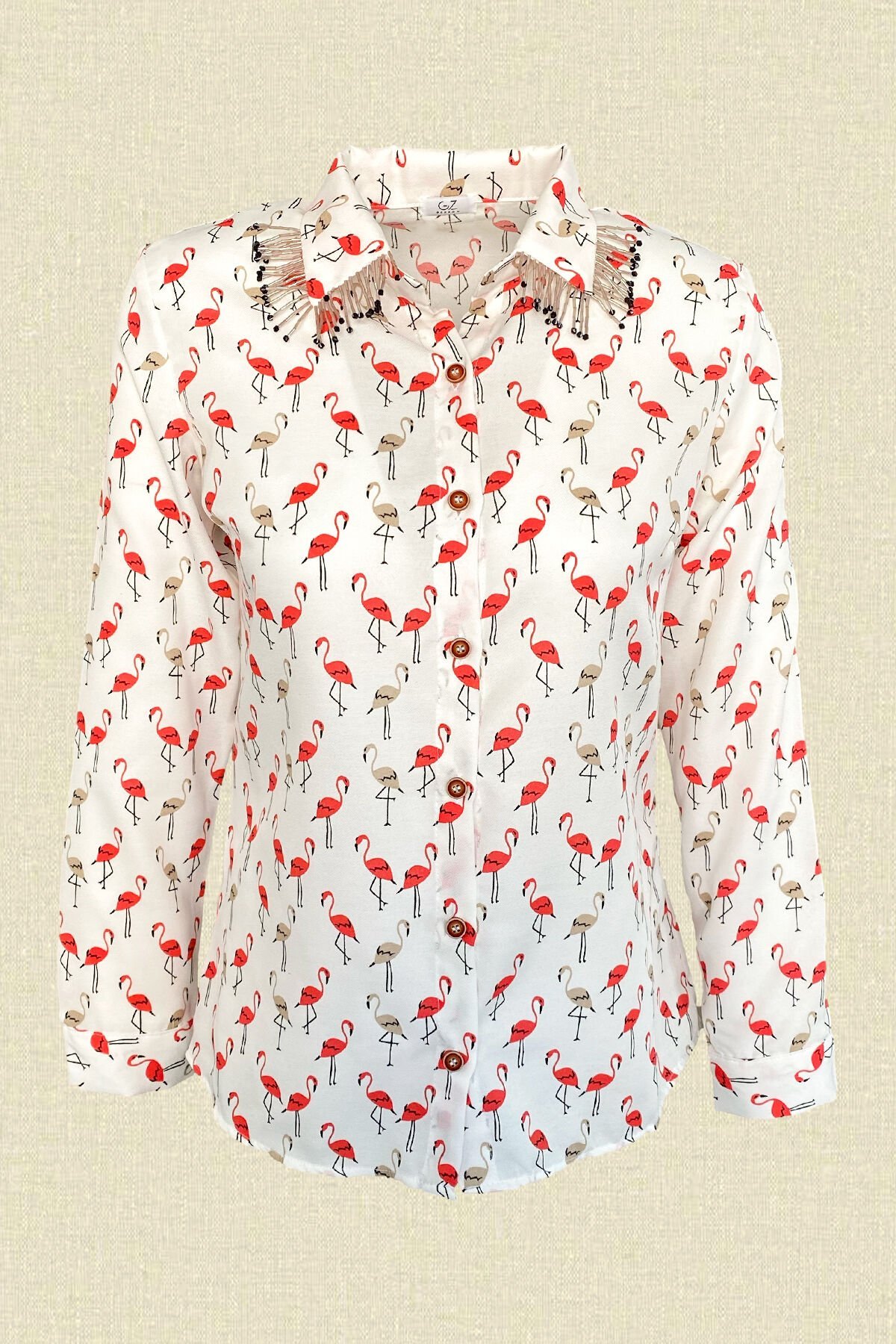 Yakası Boncuk Püsküllü Flamingo Desenli Beyaz Gömlek