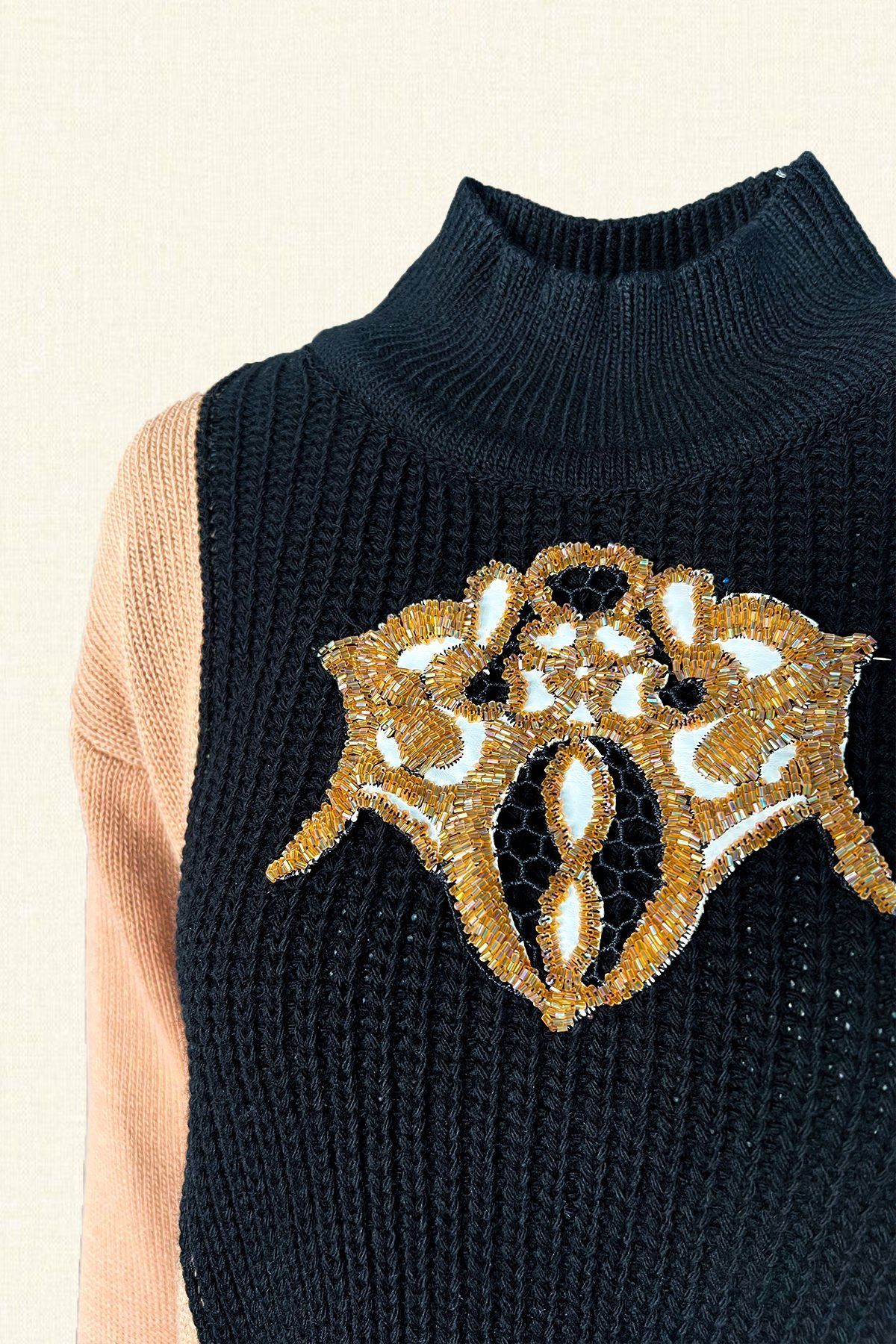 Deri Üzeri Turuncu İşlemeli 3 Renkli Triko Kazak