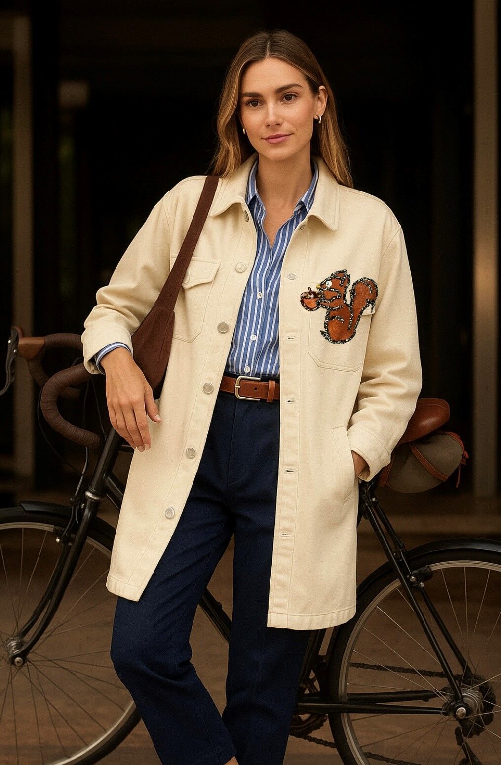 Deri Üzeri Boncuk İşlemeli Sincap Figürlü Uzun Krem Renk Jean Ceket