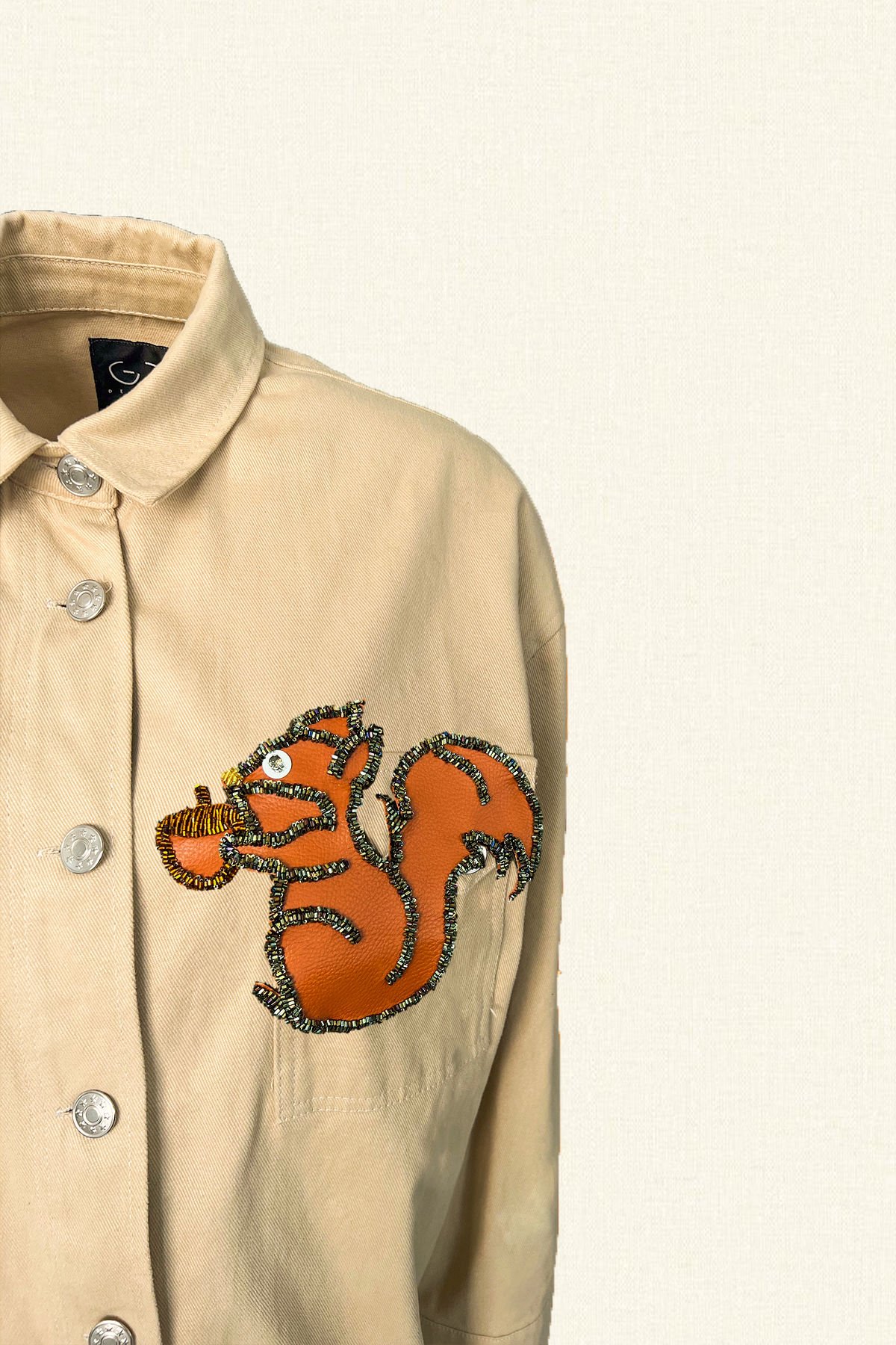 Deri Üzeri Boncuk İşlemeli Sincap Figürlü Uzun Krem Renk Jean Ceket