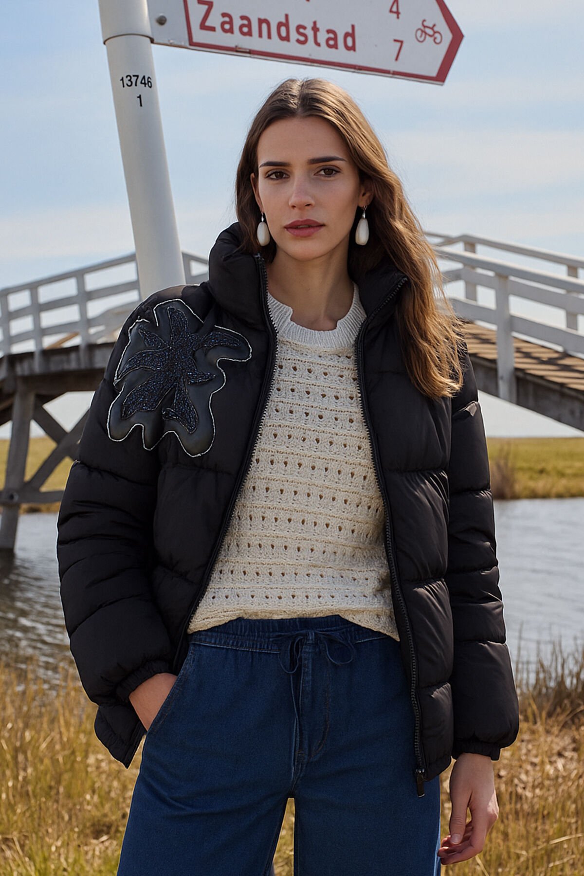 Deri Üzerine Gümüş Boncuk İşleme Detaylı Siyah Şişme Mont