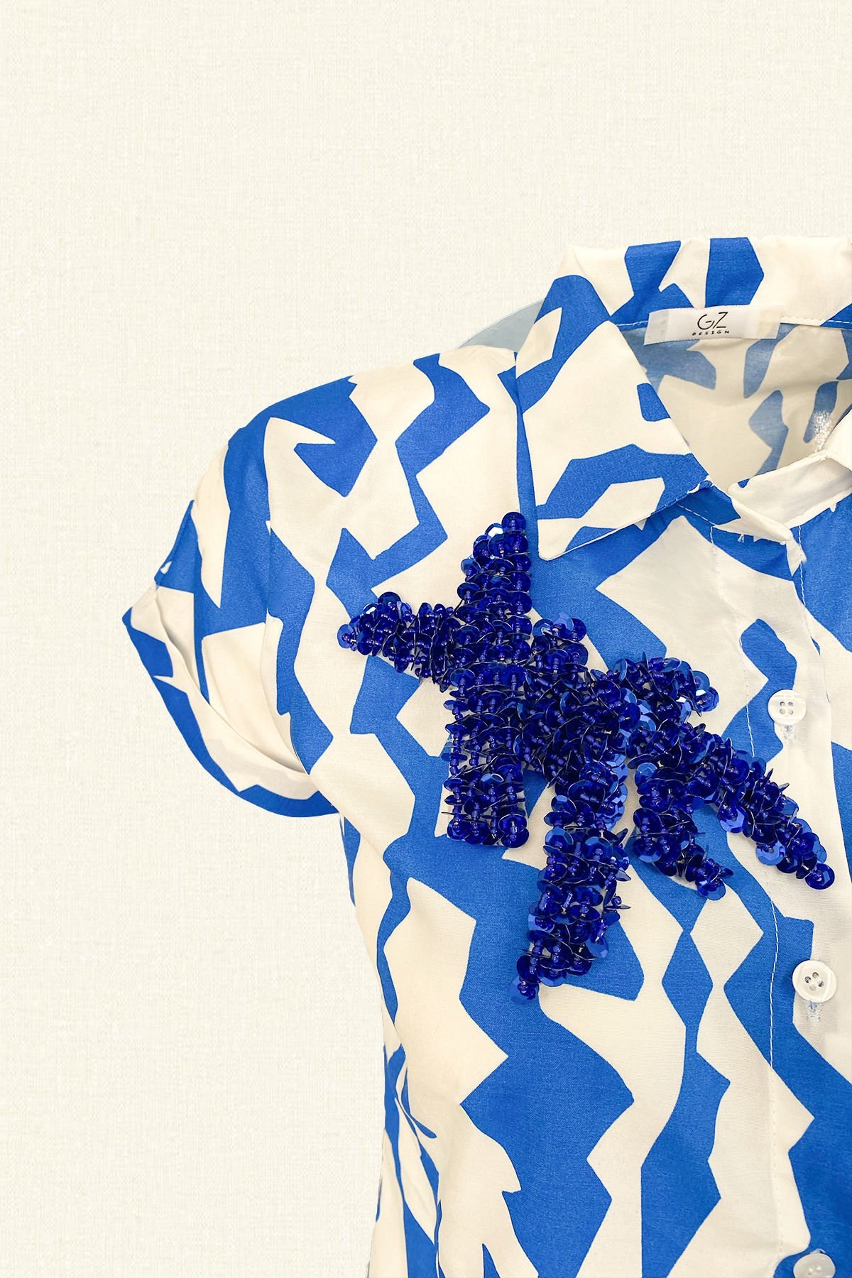 İşleme Detaylı Mavi Desenli Kısa Kollu Gömlek